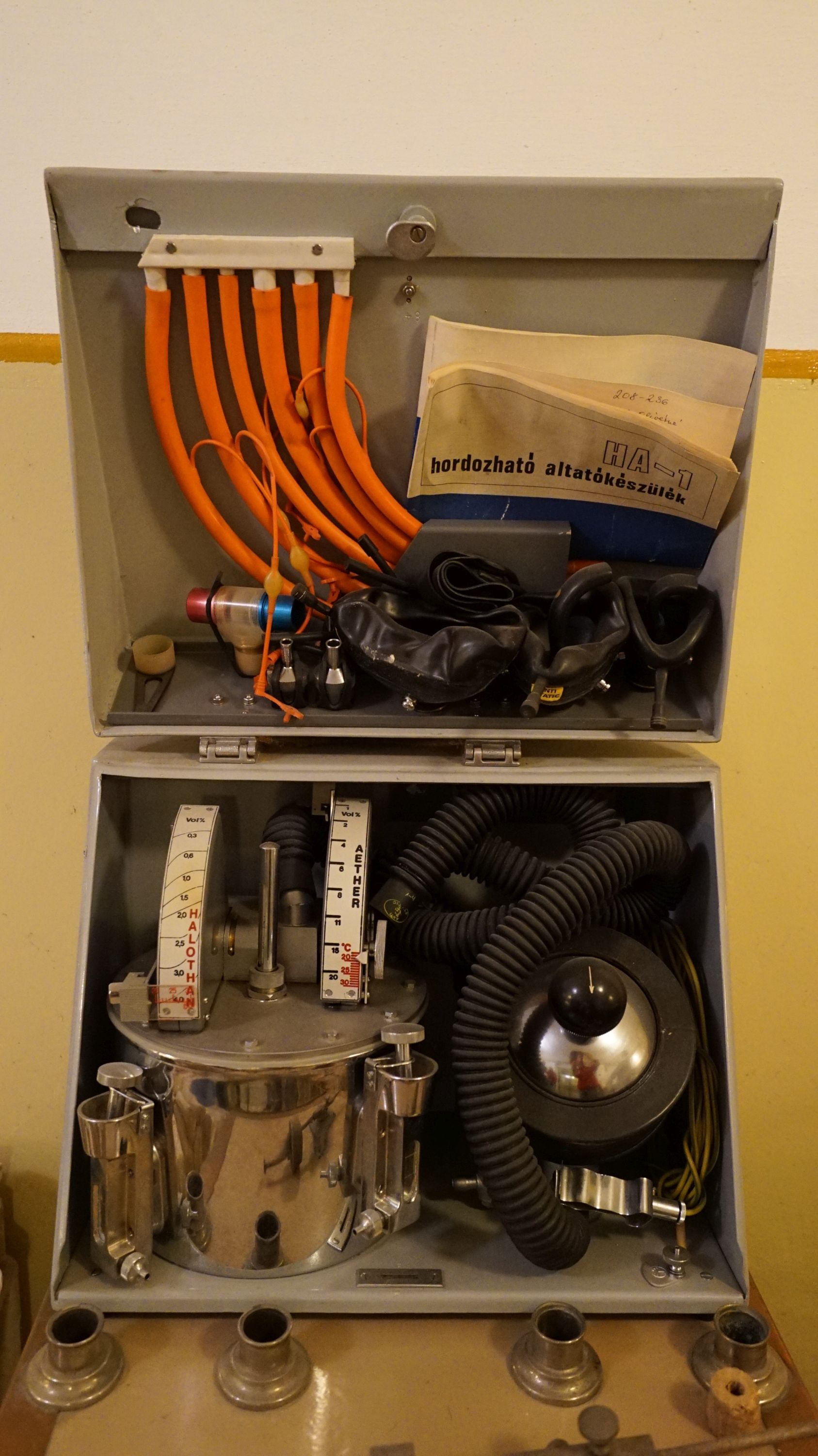 Altató készülék (Sziklakórház Atombunker Múzeum CC BY-NC-SA)