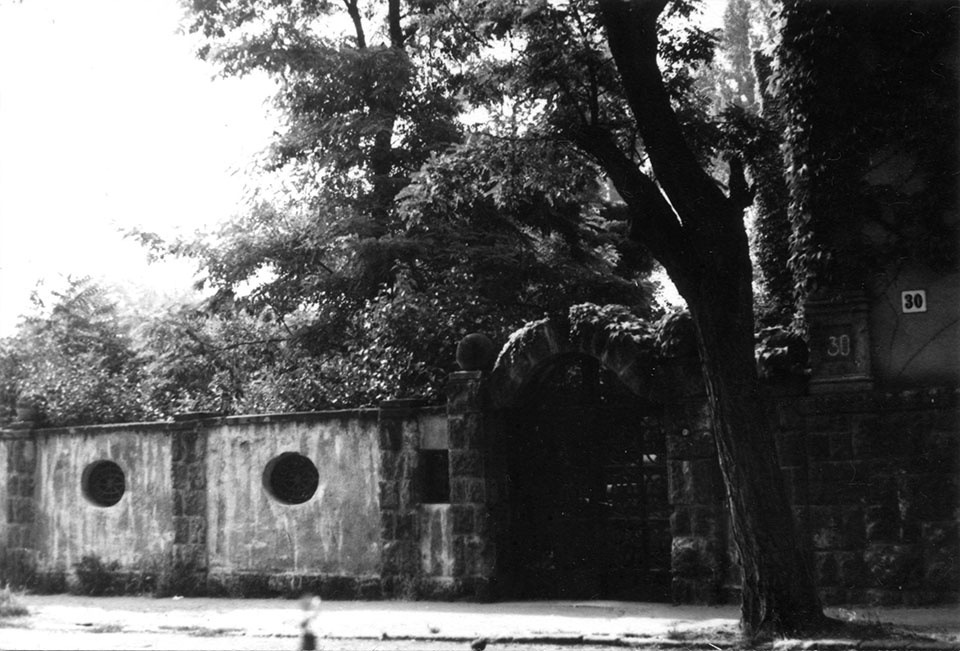 Lakóház kő kerítéséről készített felvétel (Óbudai Múzeum CC BY-NC-SA)