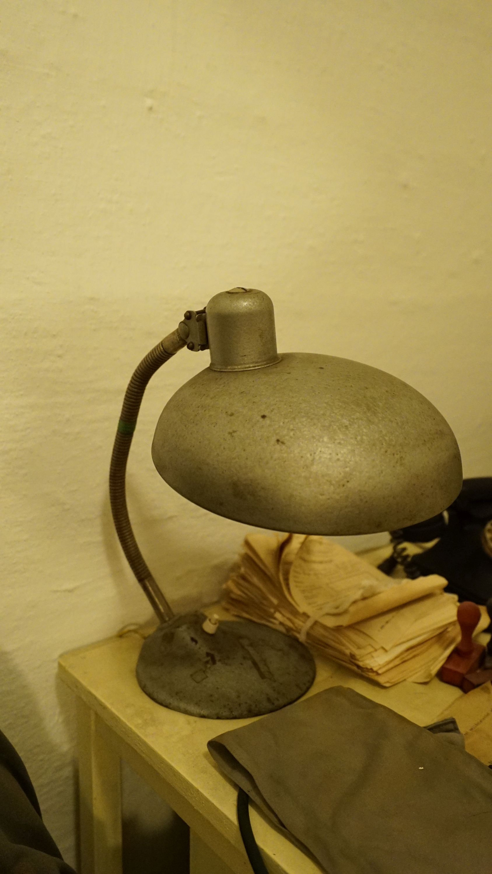 Asztali lámpa (Sziklakórház Atombunker Múzeum CC BY-NC-SA)