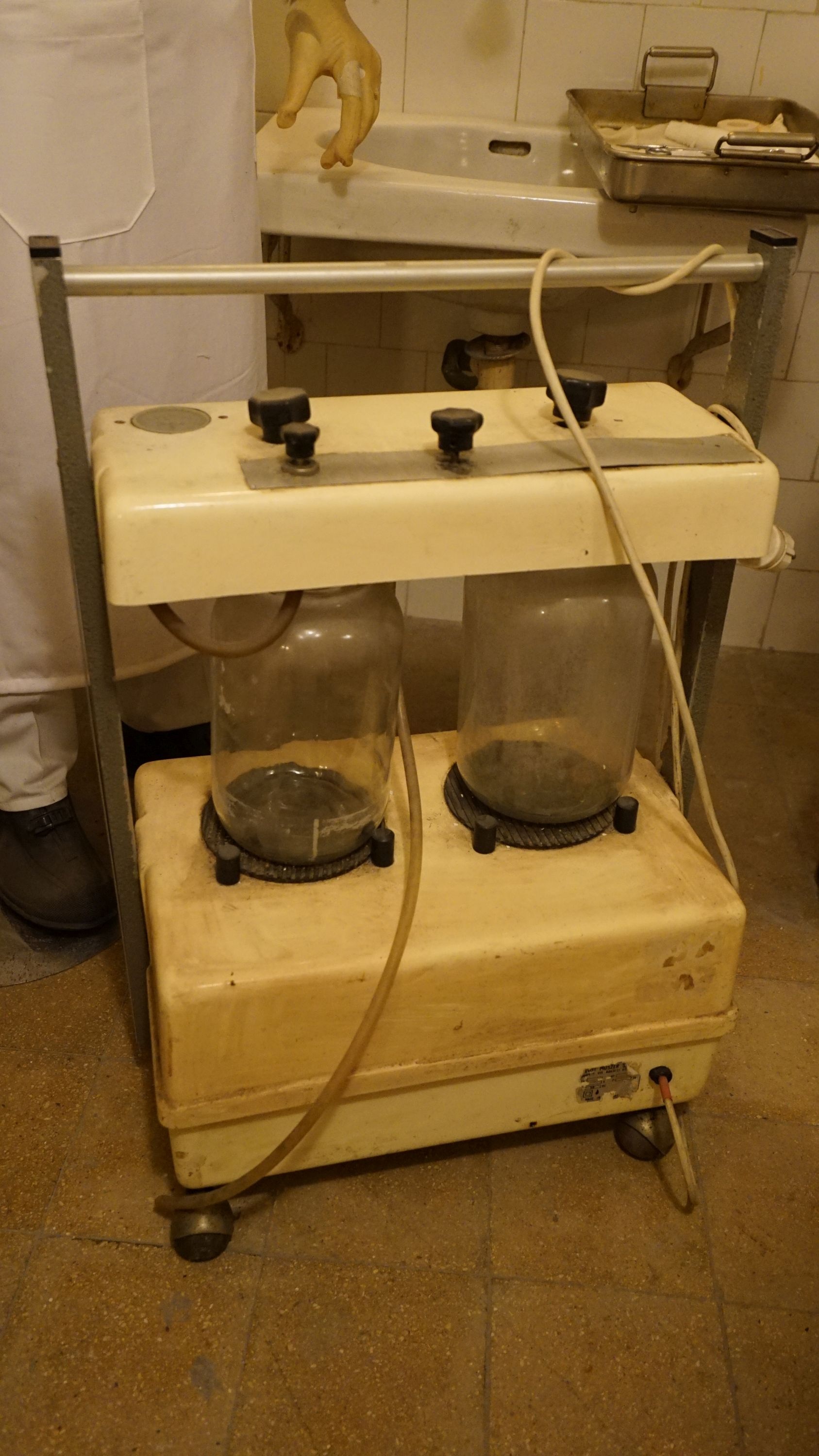 Motoros szívókészülék (Sziklakórház Atombunker Múzeum CC BY-NC-SA)