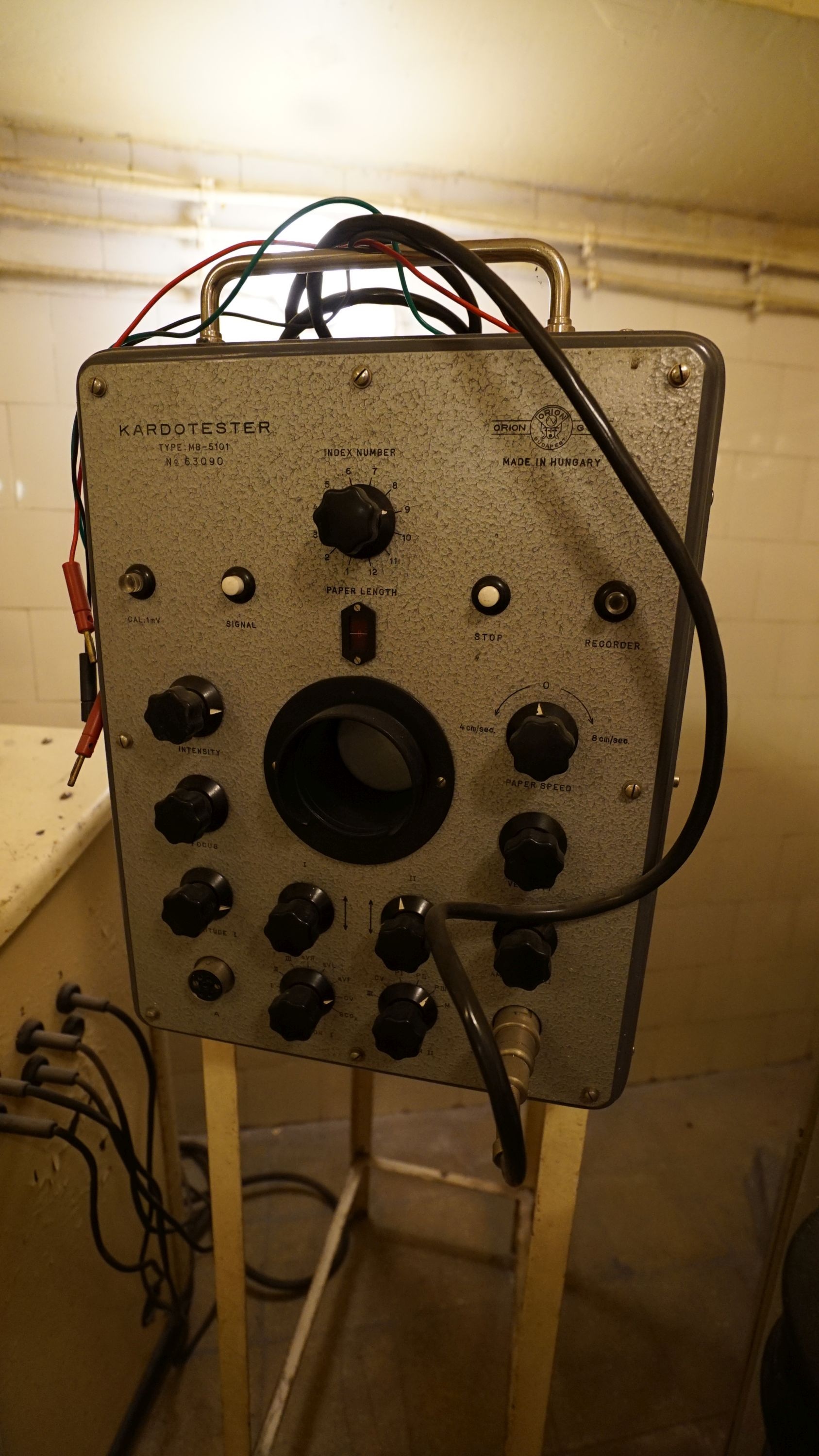 EKG gép (Sziklakórház Atombunker Múzeum CC BY-NC-SA)