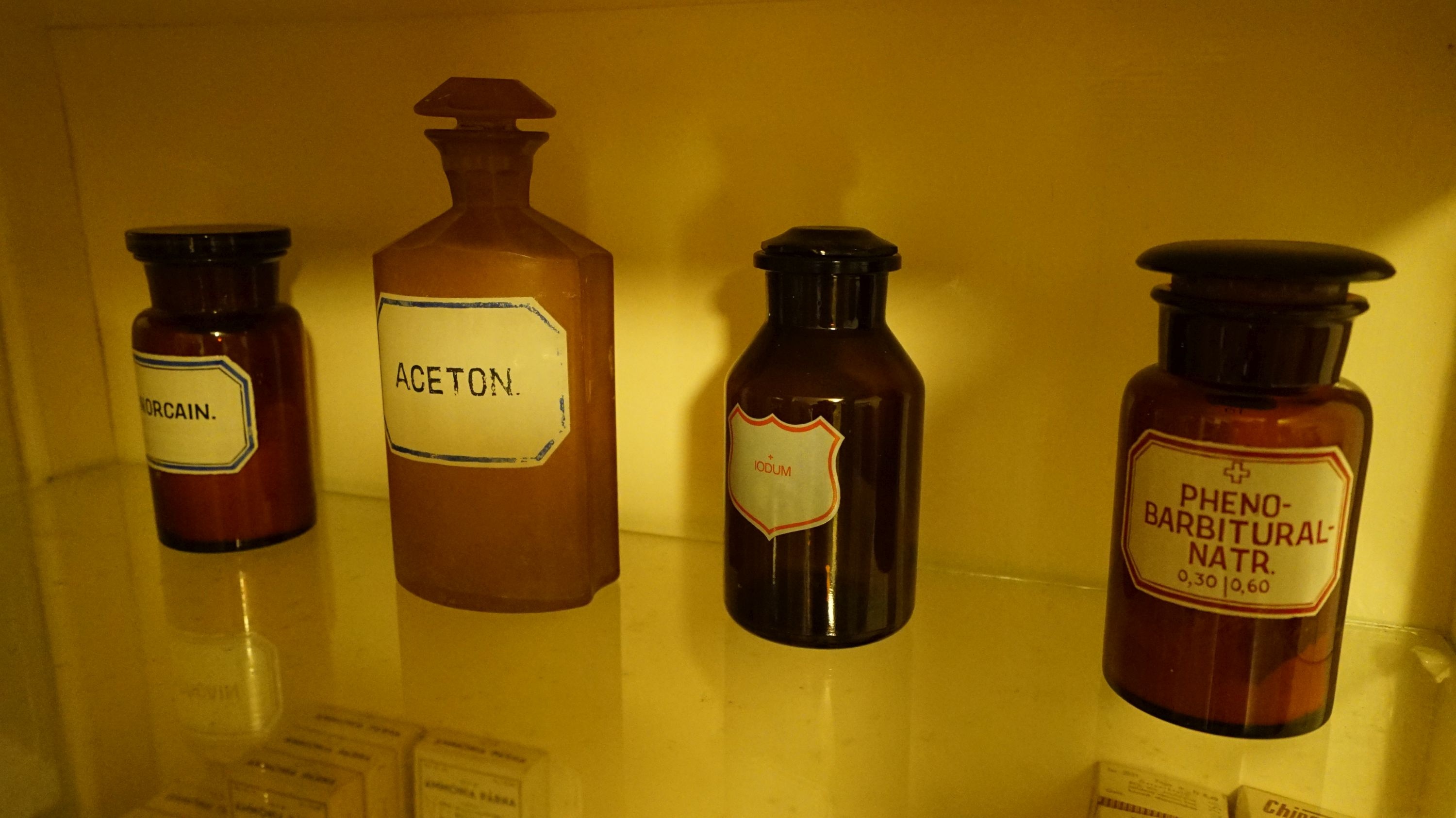 Gyógyszeres üvegek (8.111.2.) (Sziklakórház Atombunker Múzeum CC BY-NC-SA)