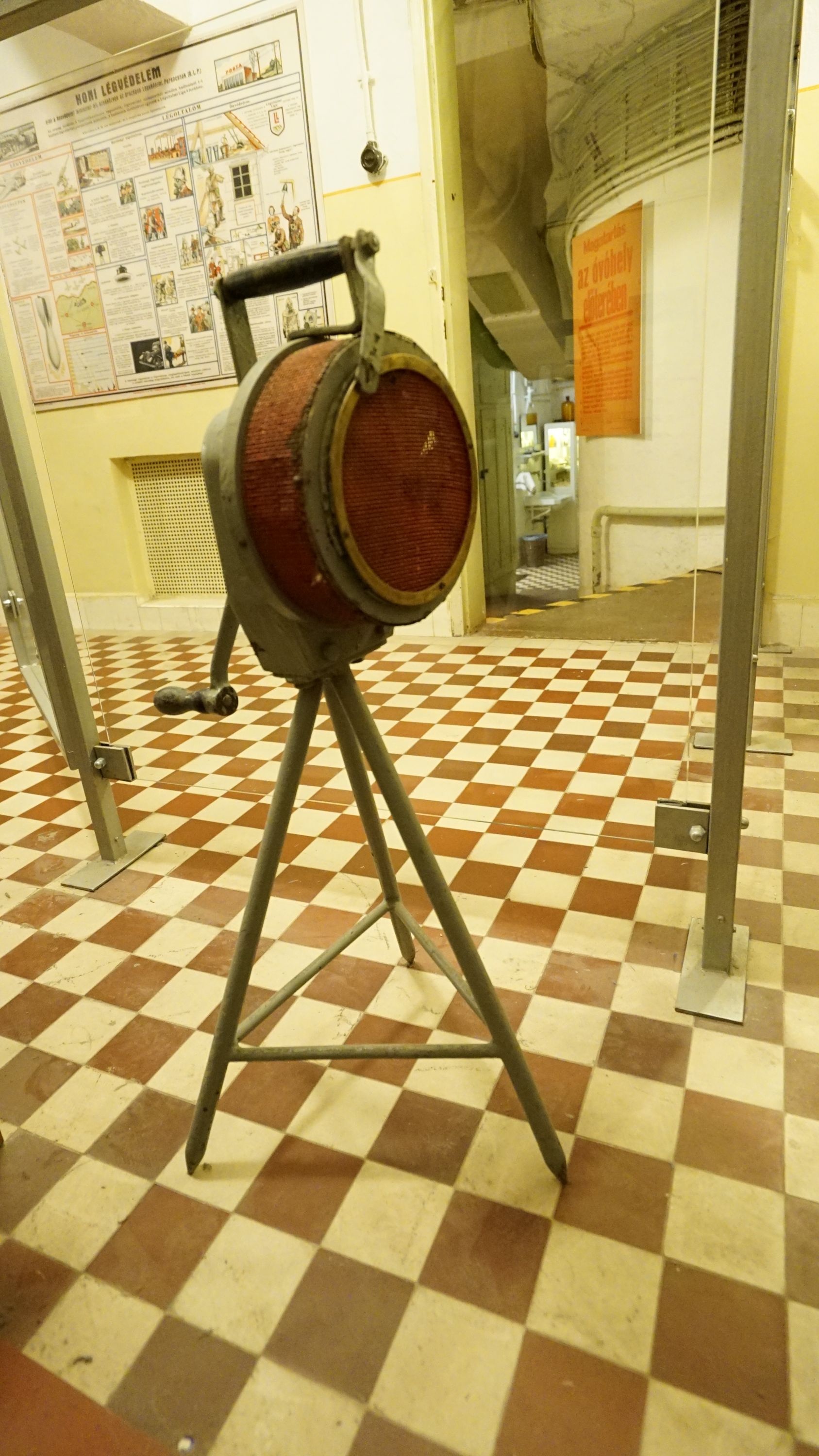 Légoltalmi sziréna (Sziklakórház Atombunker Múzeum CC BY-NC-SA)