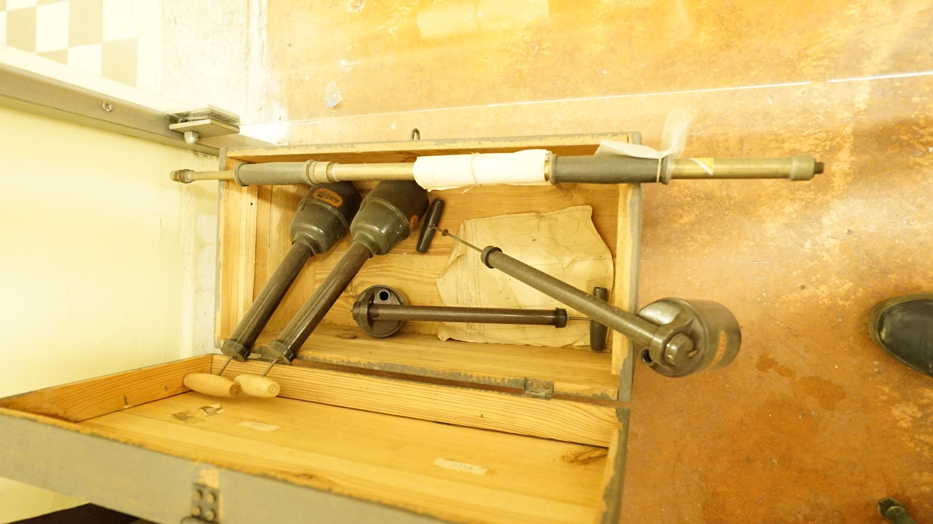 Légó-ládában lévő eszközök. (Sziklakórház Atombunker Múzeum CC BY-NC-SA)