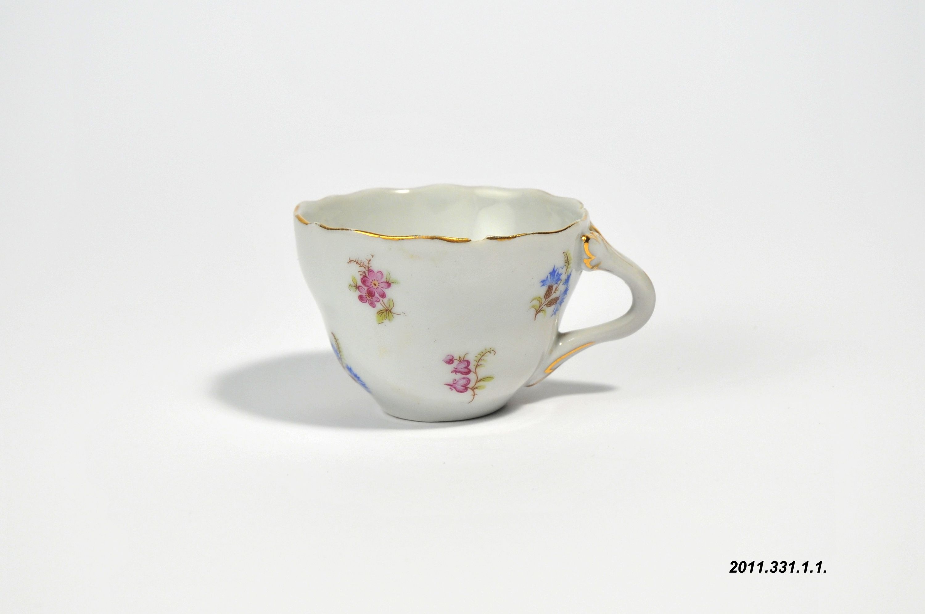 Porcelán kávéscsésze, virágdíszítéssel, az Aquincumi Porcelángyár terméke (Óbudai Múzeum CC BY-NC-SA)