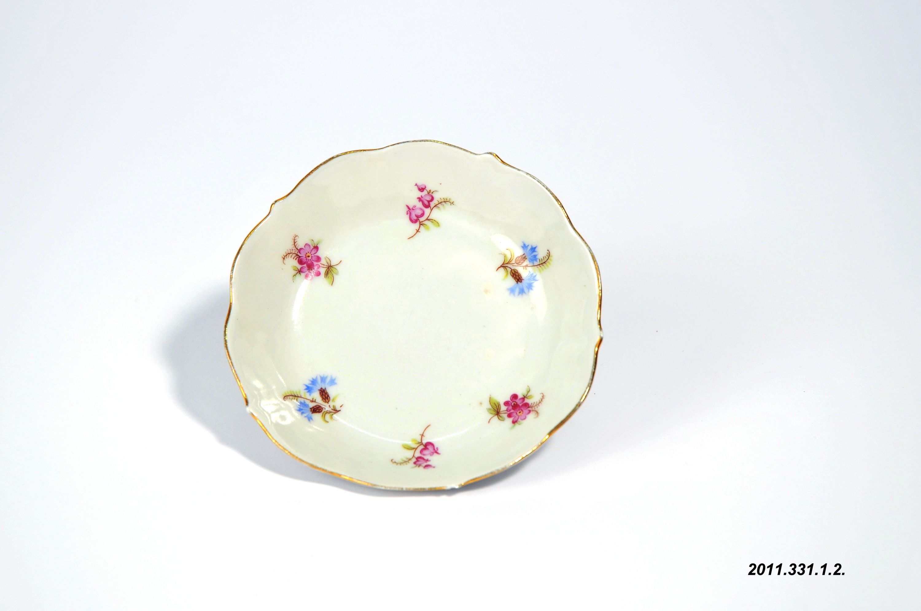 Porcelán kávéscsészealj, virágdíszítéssel, az Aquincumi Porcelángyár terméke (Óbudai Múzeum CC BY-NC-SA)