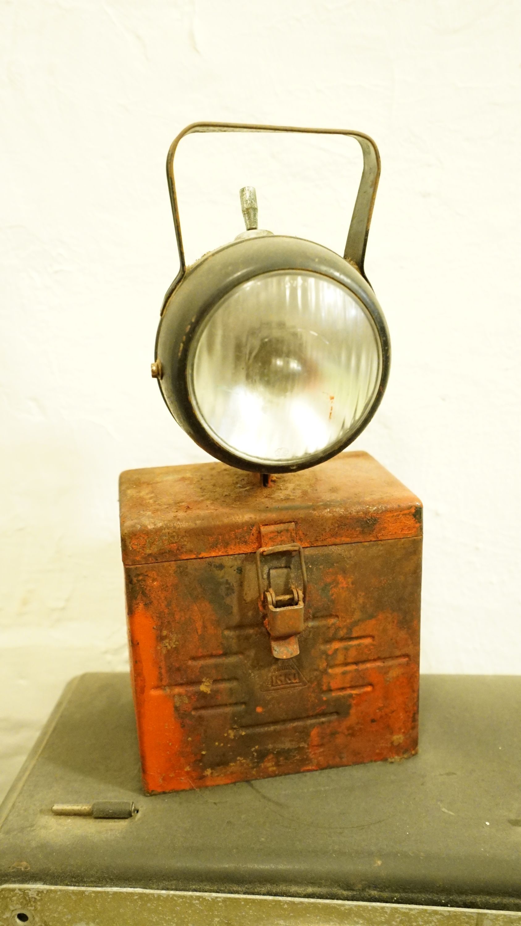 Lámpa. (Sziklakórház Atombunker Múzeum CC BY-NC-SA)