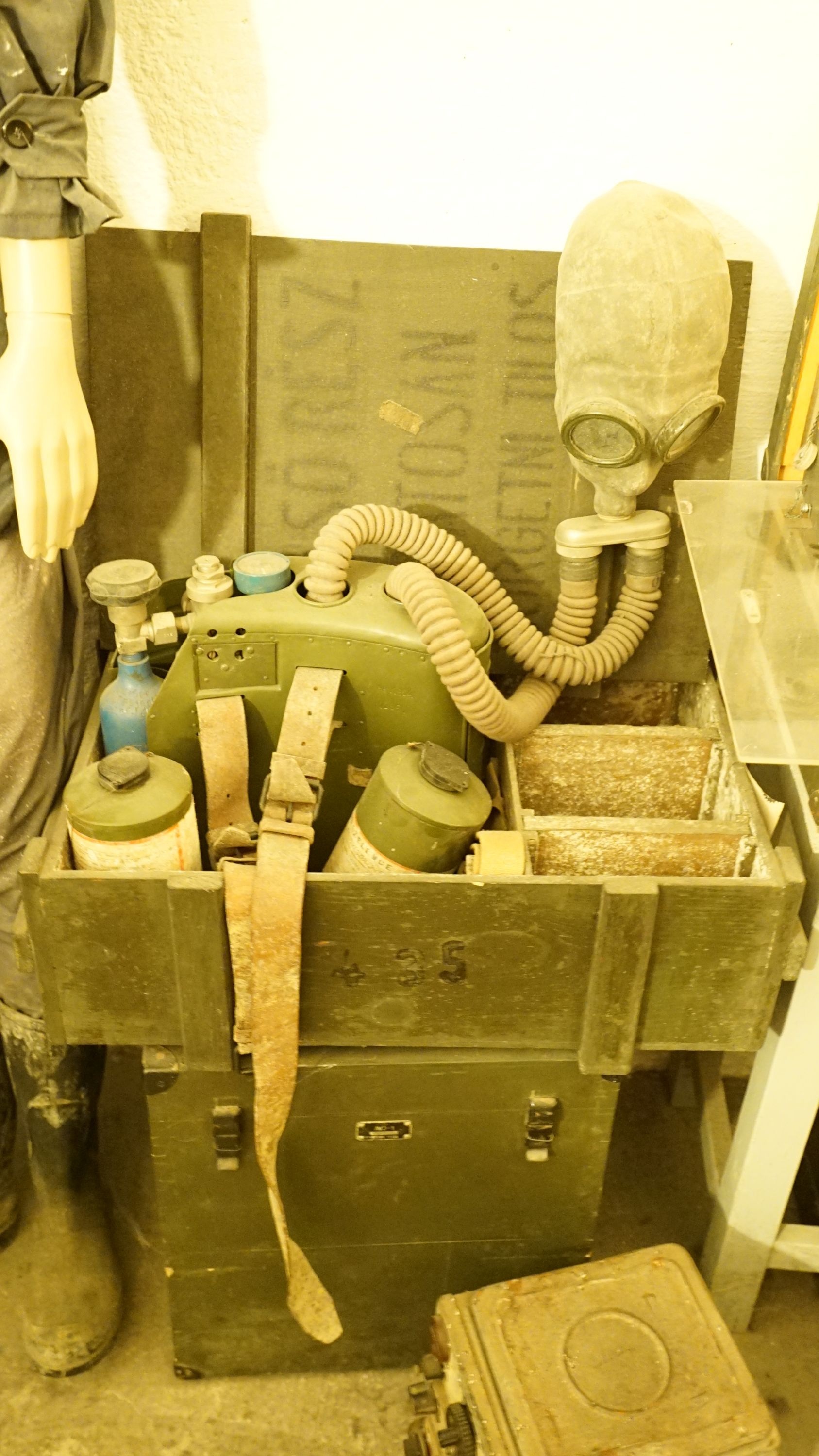 Mentesítő felszerelés. (Sziklakórház Atombunker Múzeum CC BY-NC-SA)