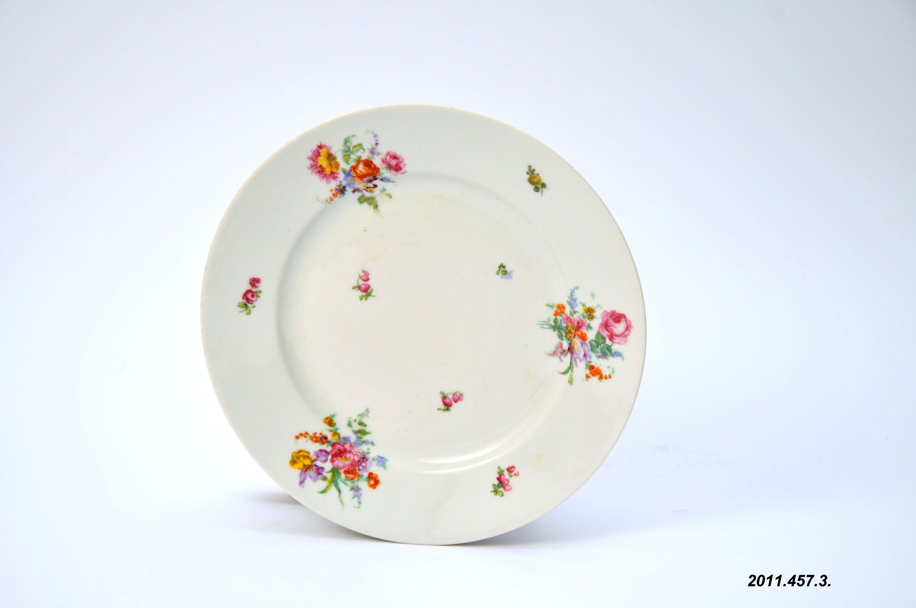 Porcelán desszertes kistányér, virágdíszítéssel (Óbudai Múzeum CC BY-NC-SA)