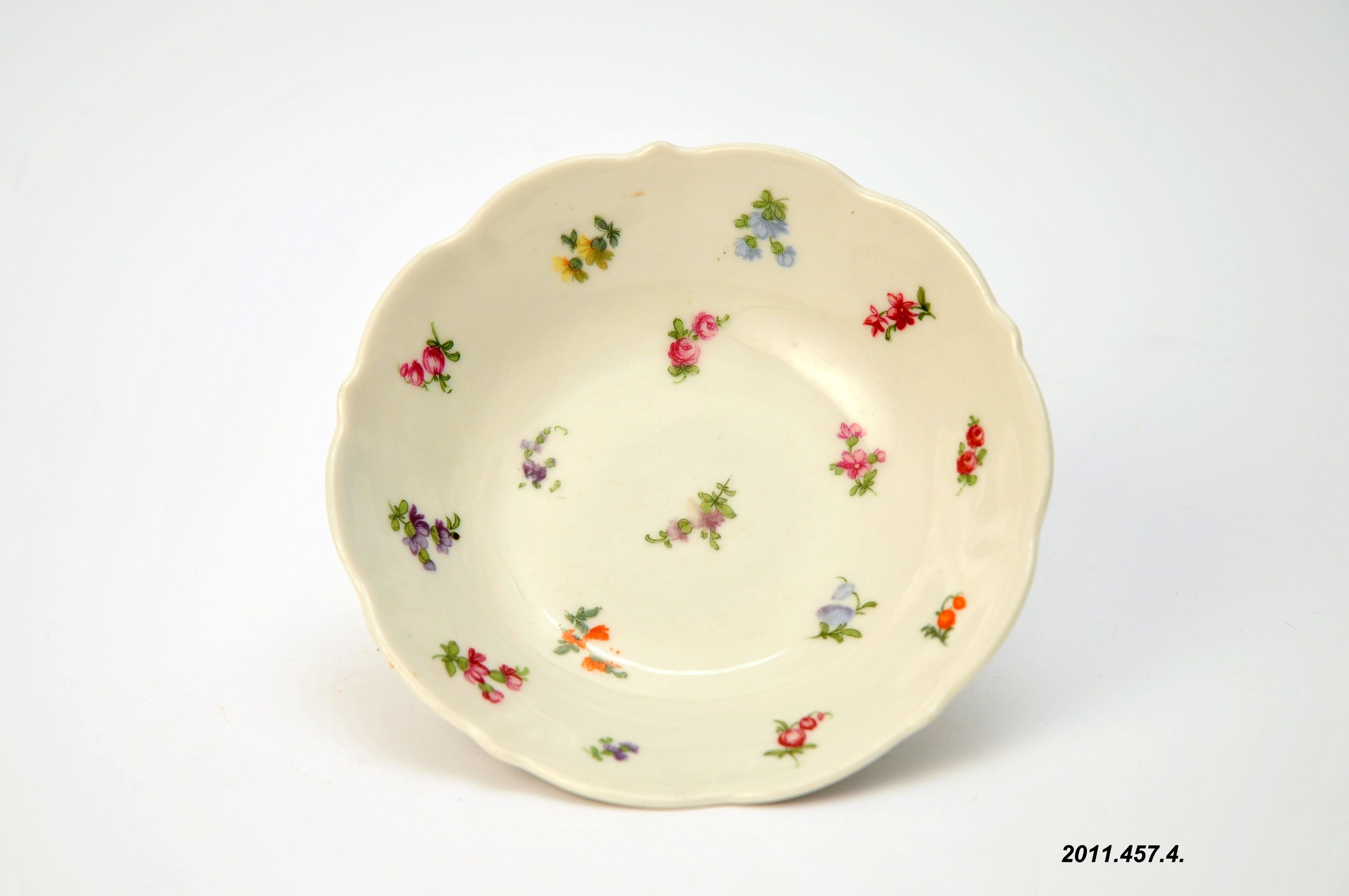 Porcelán tálka, színes virágdíszítéssel (Óbudai Múzeum CC BY-NC-SA)