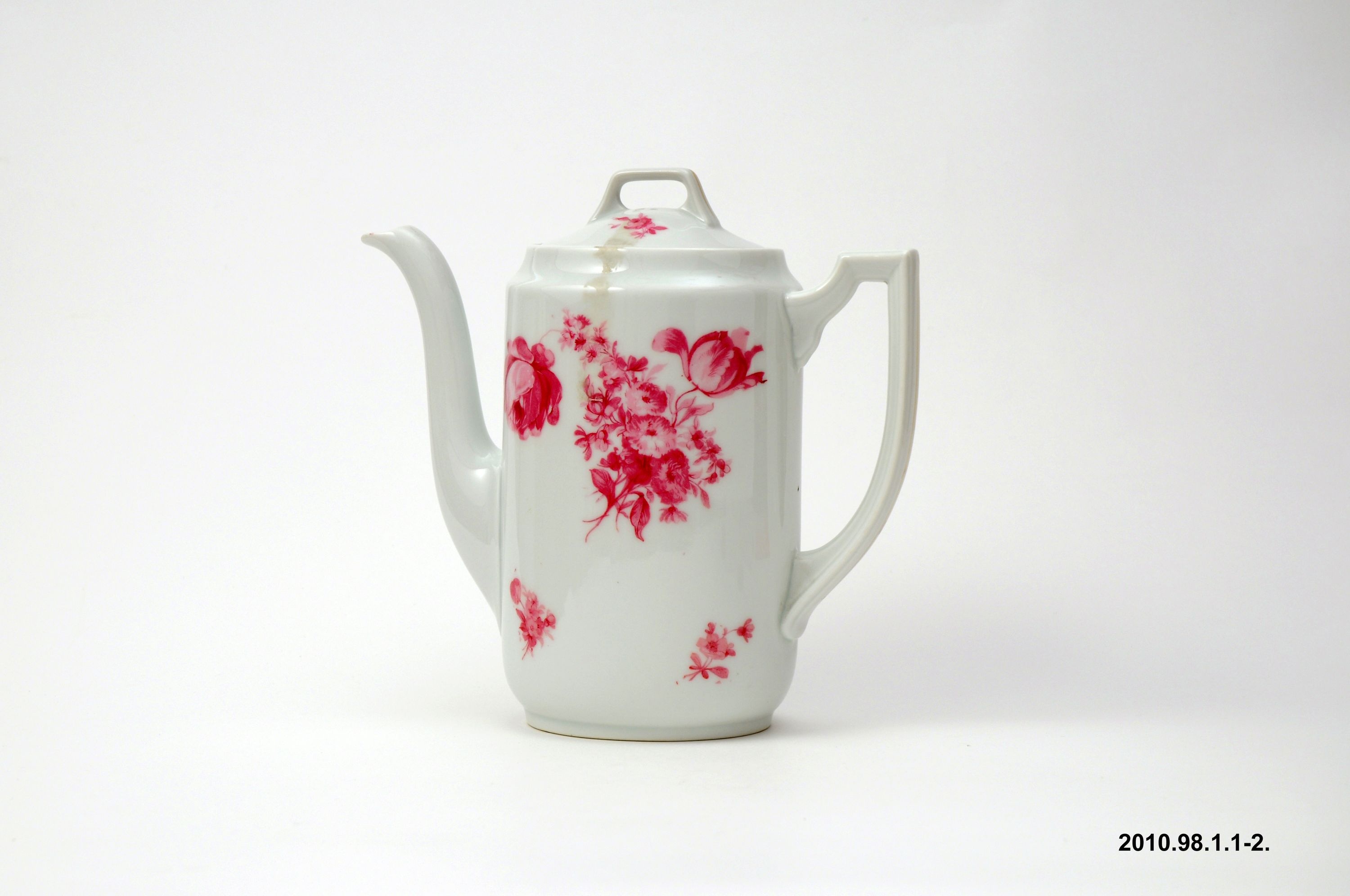 Porcelán teáskanna, rózsás mintával, a Hüttl Porcelángyár terméke (Óbudai Múzeum CC BY-NC-SA)