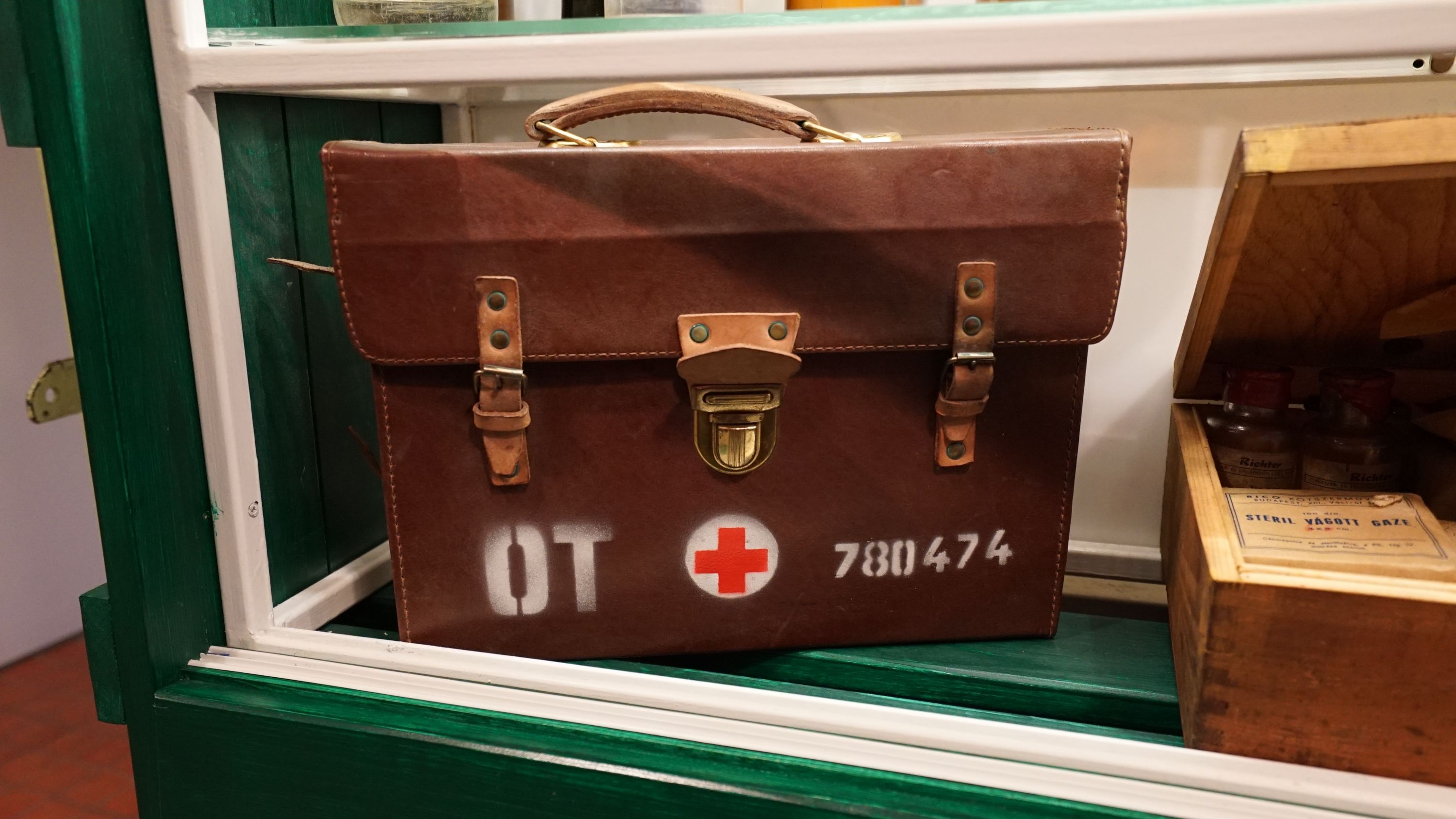 Orvosi táska (Sziklakórház Atombunker Múzeum CC BY-NC-SA)