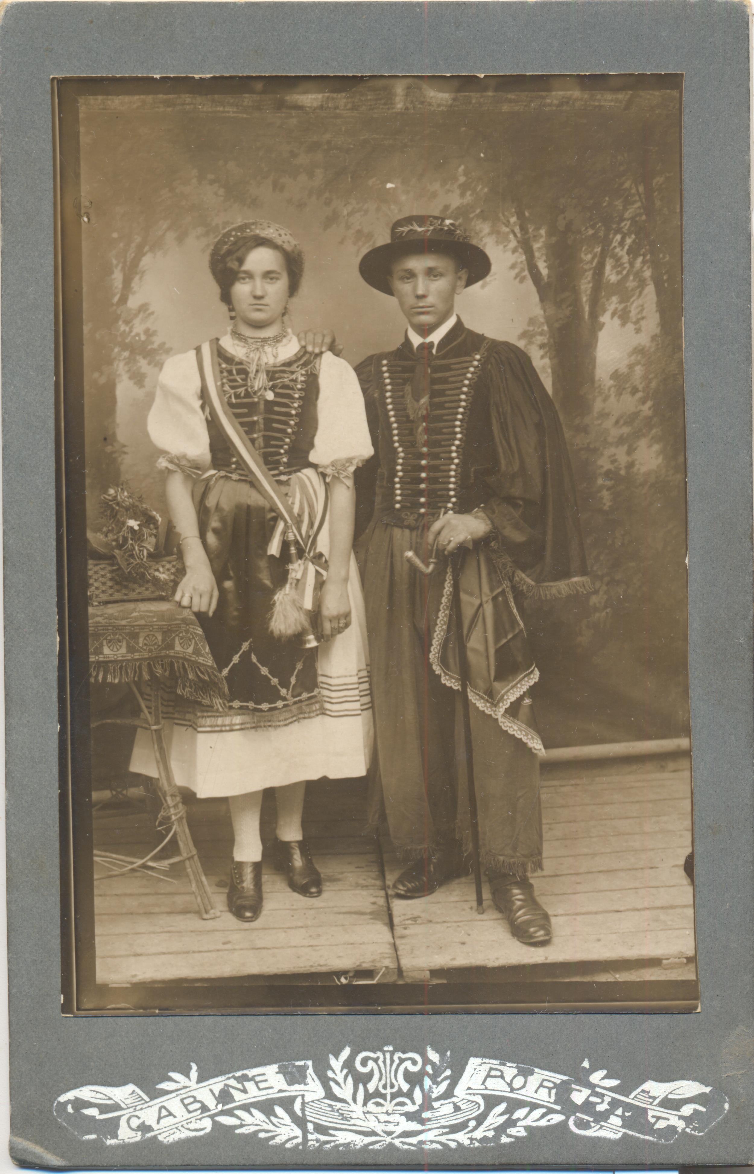Betyár és párja a szüreti bálon 1910-es években (Cziffra György Nagytétényi Kulturális Központ - Helytörténeti Gyűjtemény CC BY-NC-SA)