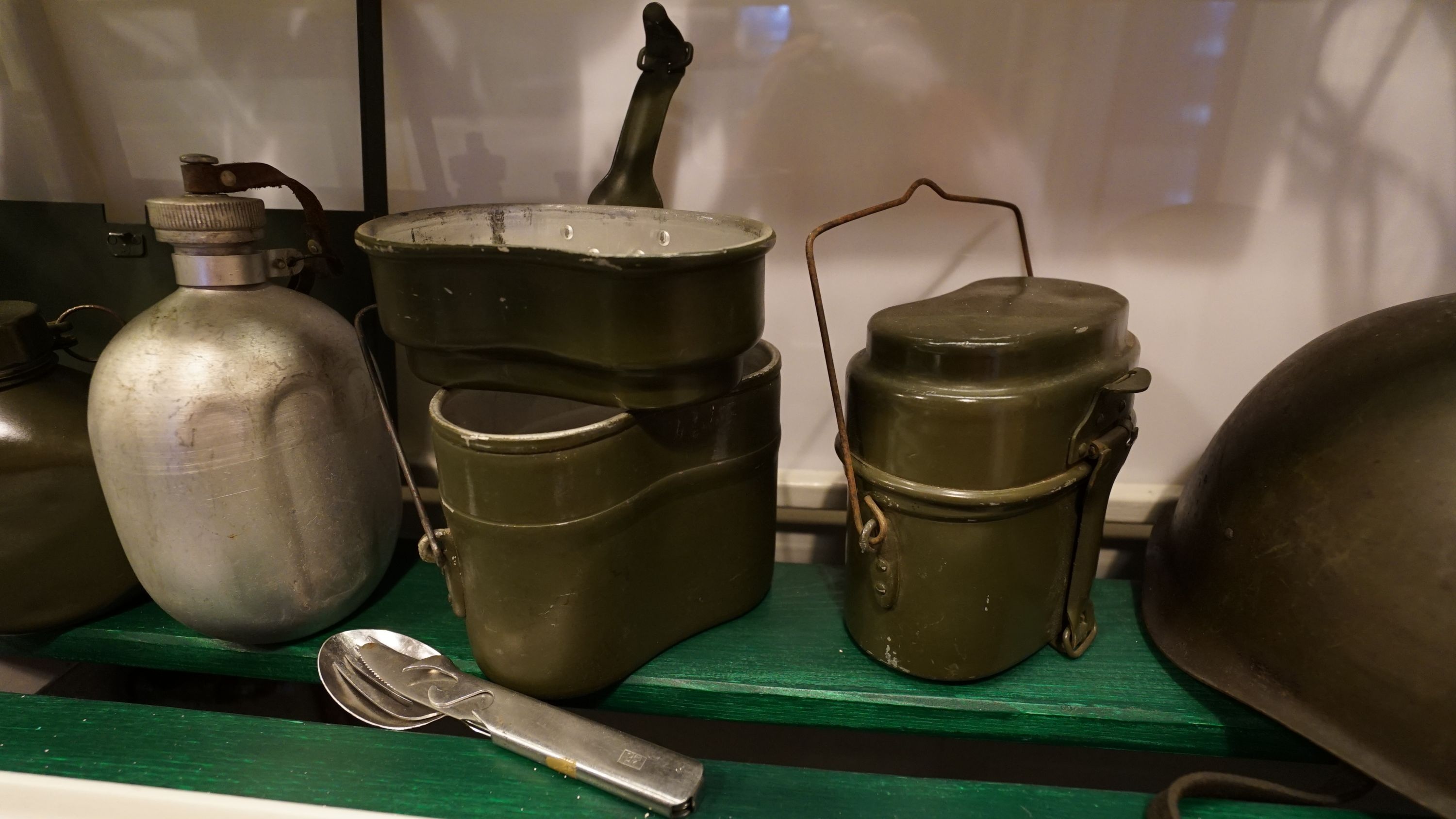 Katonai csajkák (Sziklakórház Atombunker Múzeum CC BY-NC-SA)