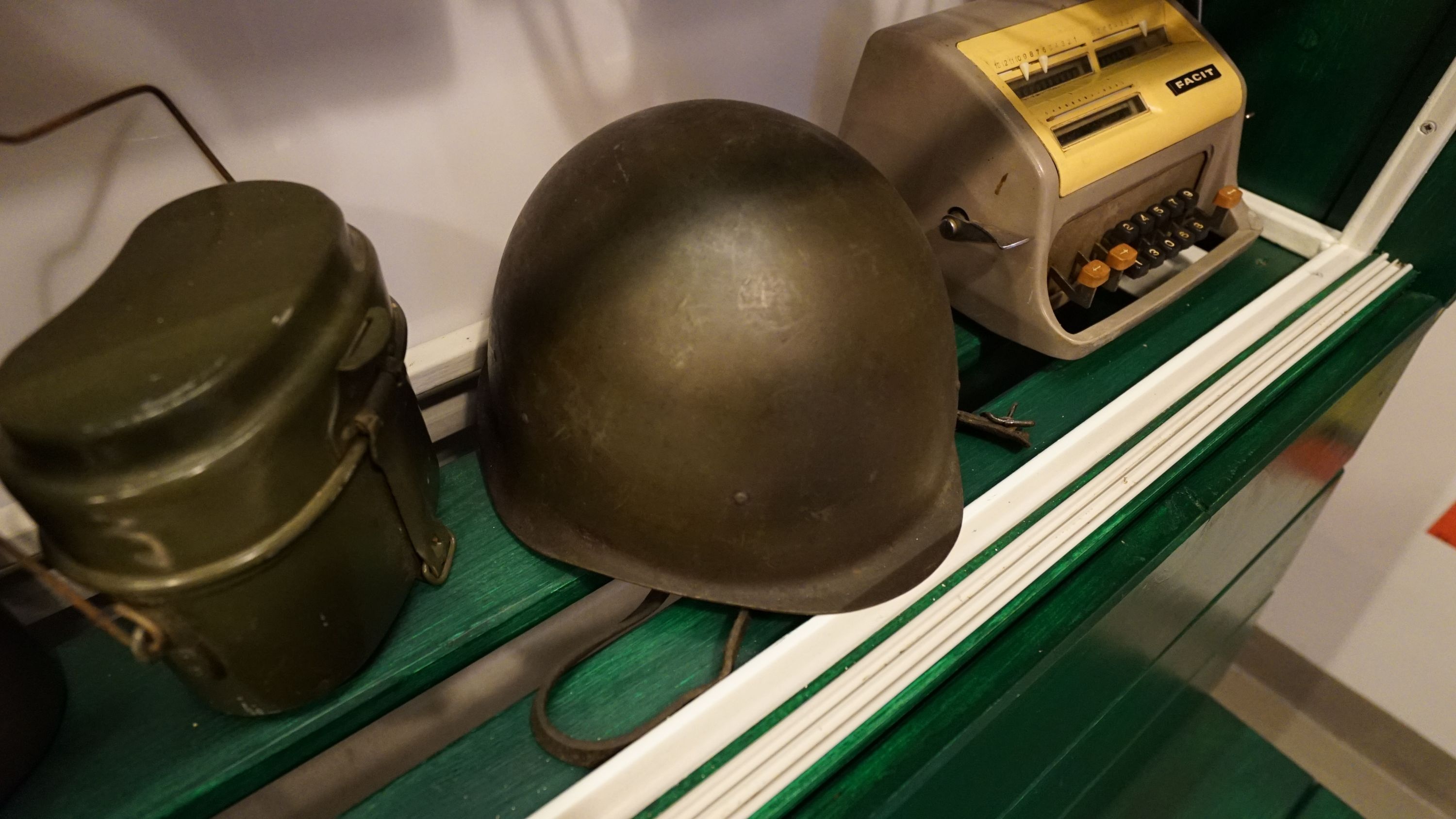 Katonai sisak (Sziklakórház Atombunker Múzeum CC BY-NC-SA)