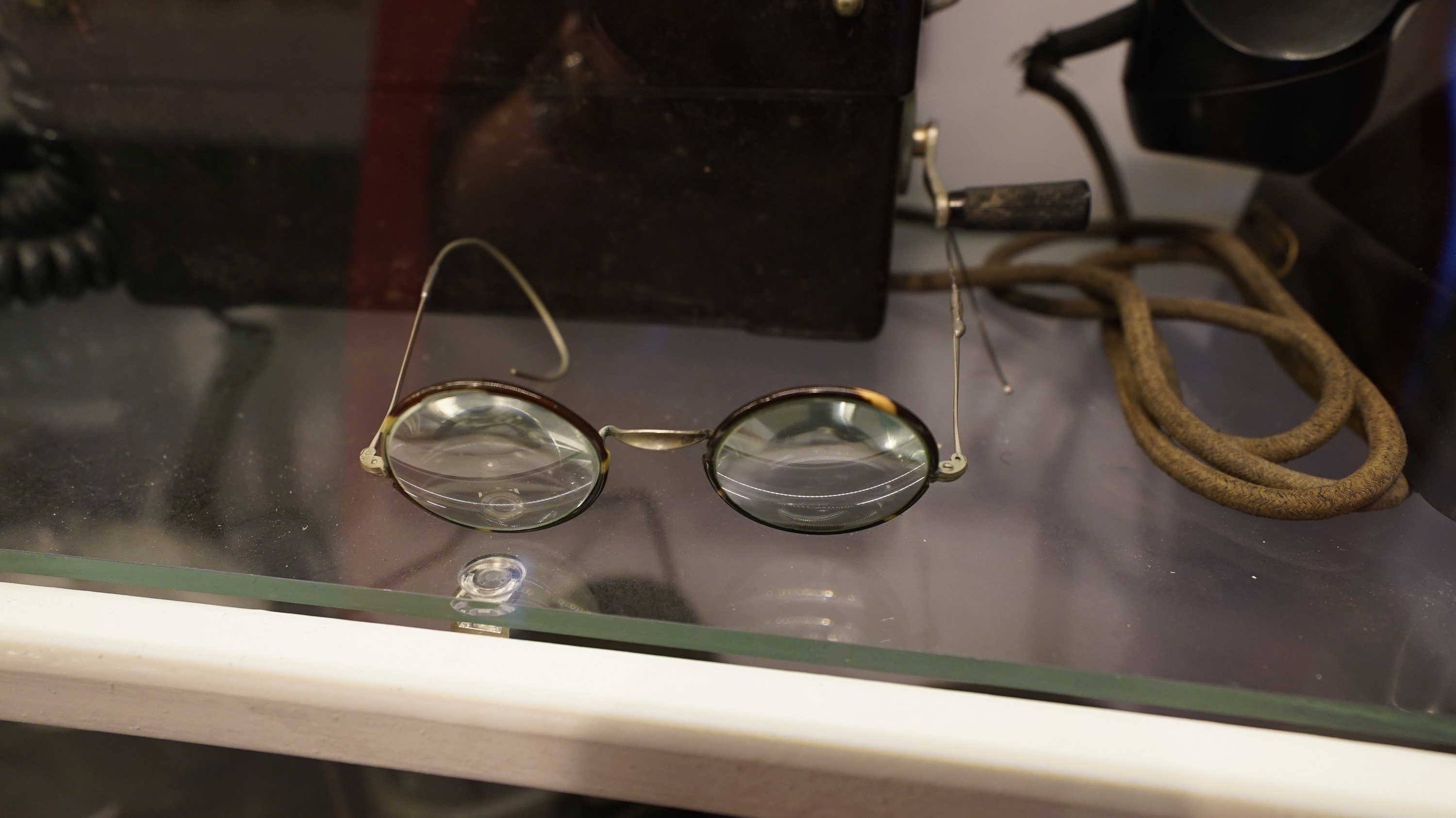 Szemüveg (Sziklakórház Atombunker Múzeum CC BY-NC-SA)