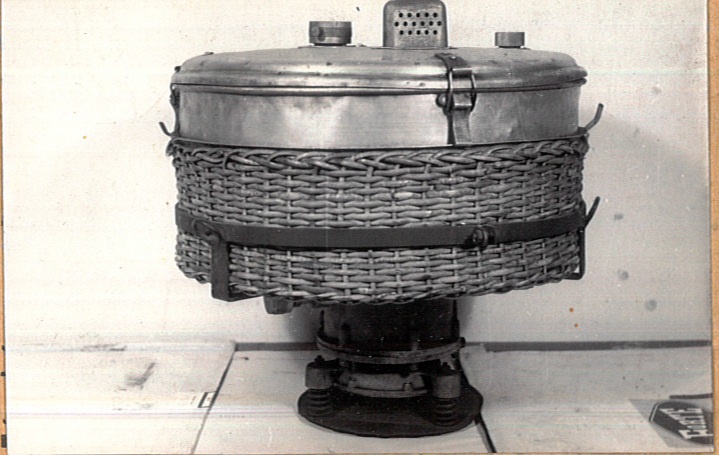 EMAG Szilvay rendszerű szabadalmazott úszóba szerelt benzinmotoros fecskendő 100 l/perces, jele: AOS (Katasztrófavédelem Központi Múzeuma CC BY-NC-SA)