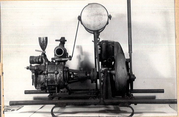 Győző-féle  400-as kismotorfecskendő (Katasztrófavédelem Központi Múzeuma CC BY-NC-SA)