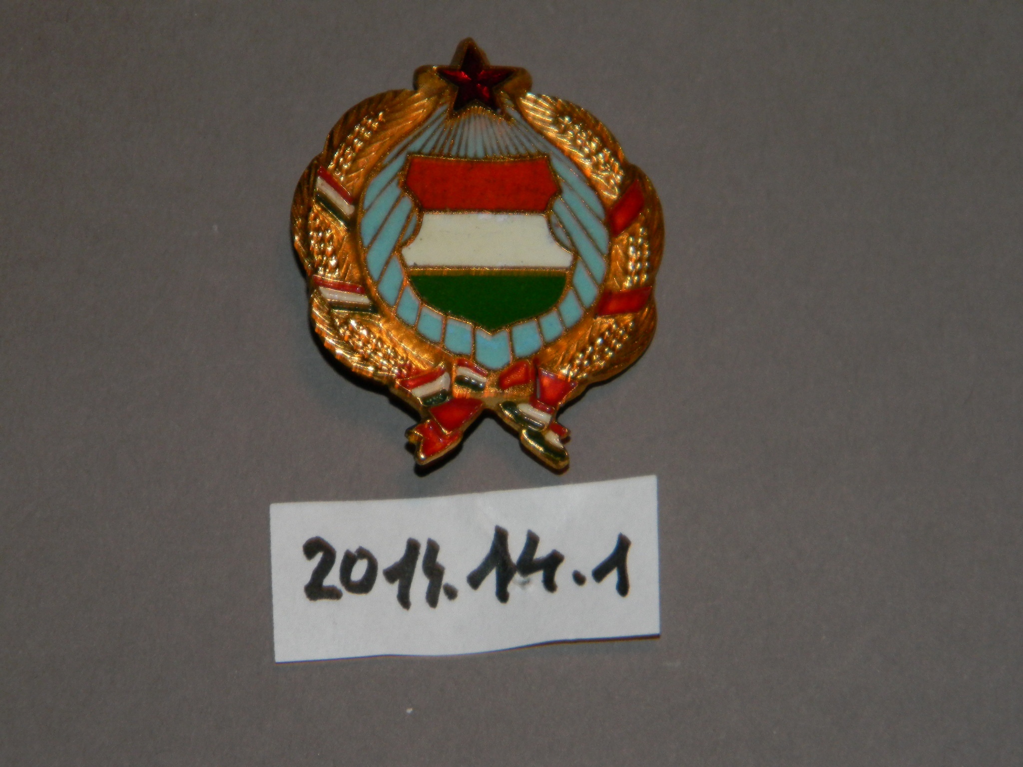 Kádár címeres jelvény, kitűző (Magyar Kereskedelmi és Vendéglátóipari Múzeum CC BY-NC-SA)