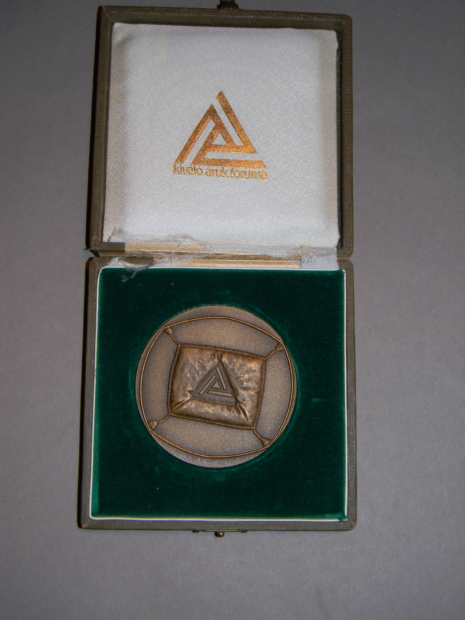 Kiváló Áruk Fóruma Verseny jutalomérme, 1980-as évek (Magyar Kereskedelmi és Vendéglátóipari Múzeum CC BY-NC-SA)