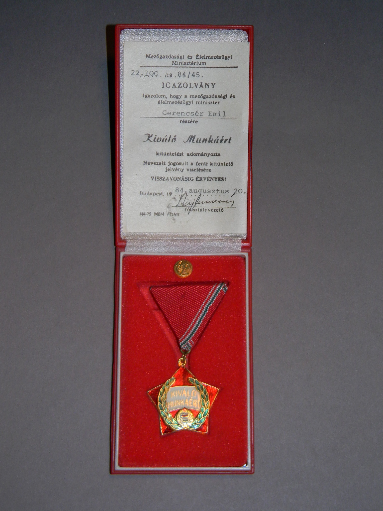 Kiváló Munkáért járó kitüntetés és igazolvány, 1984. (Magyar Kereskedelmi és Vendéglátóipari Múzeum CC BY-NC-SA)