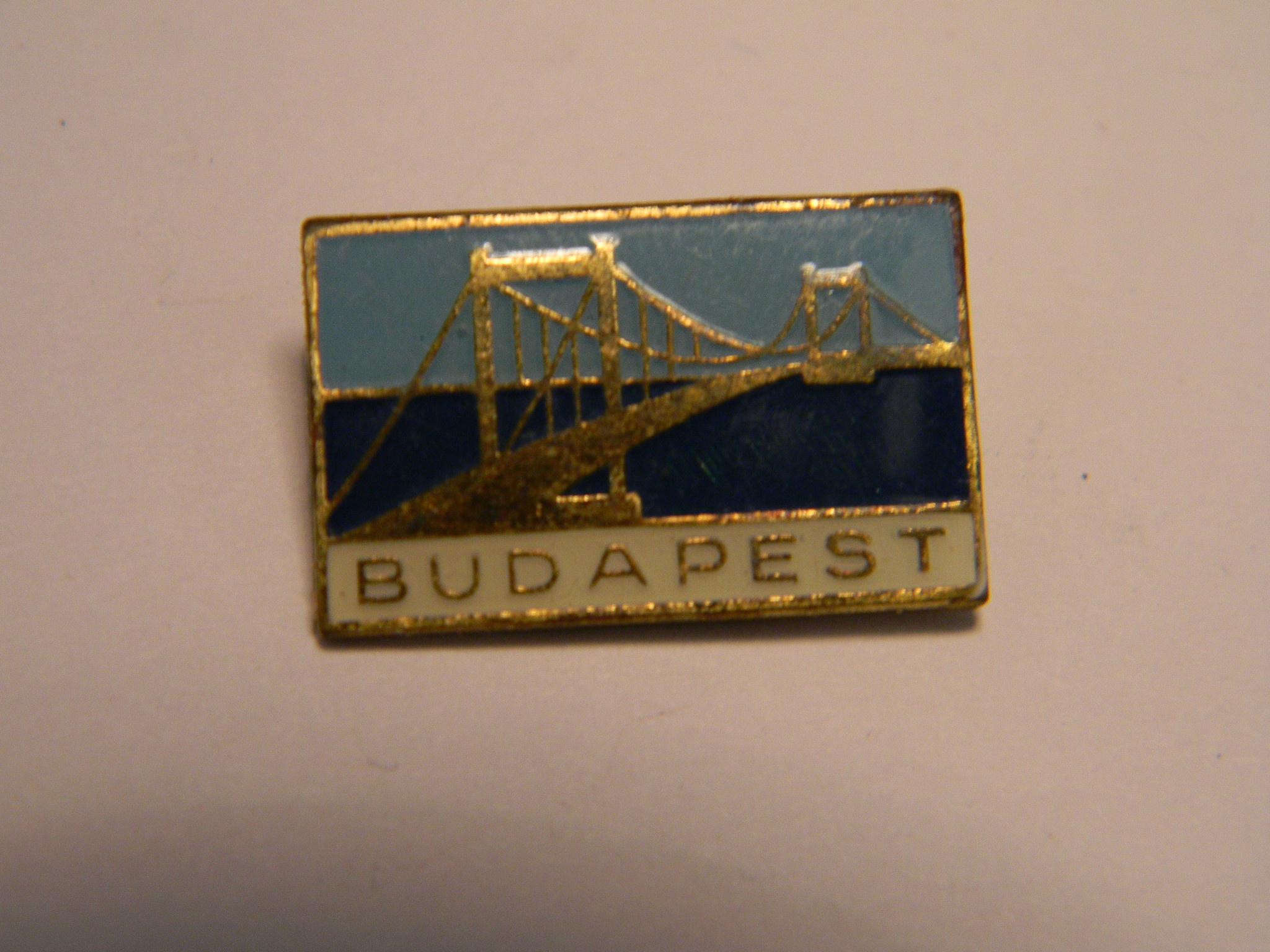 Erzsébet hidat ábrázoló jelvény, 1970-es évek (Magyar Kereskedelmi és Vendéglátóipari Múzeum CC BY-NC-SA)