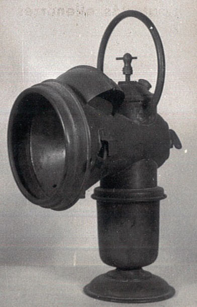 Kocsifecskendőre szerelhető karbid gázlámpa (Katasztrófavédelem Központi Múzeuma CC BY-NC-SA)