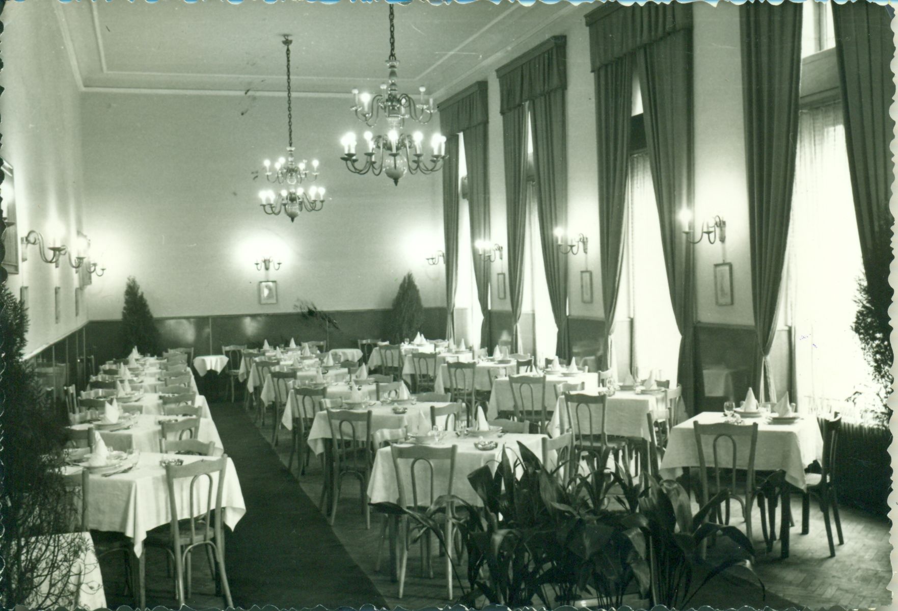 Deák kávéház, étterem (Magyar Kereskedelmi és Vendéglátóipari Múzeum CC BY-NC-ND)