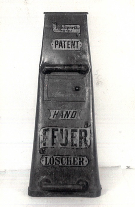 Szóró Vödör "Handfeuer Löscher" (Katasztrófavédelem Központi Múzeuma CC BY-NC-SA)
