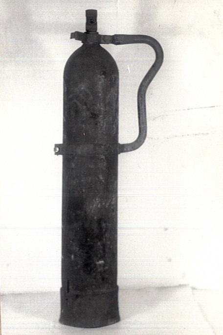 Szénsavval oltó palack (Katasztrófavédelem Központi Múzeuma CC BY-NC-SA)