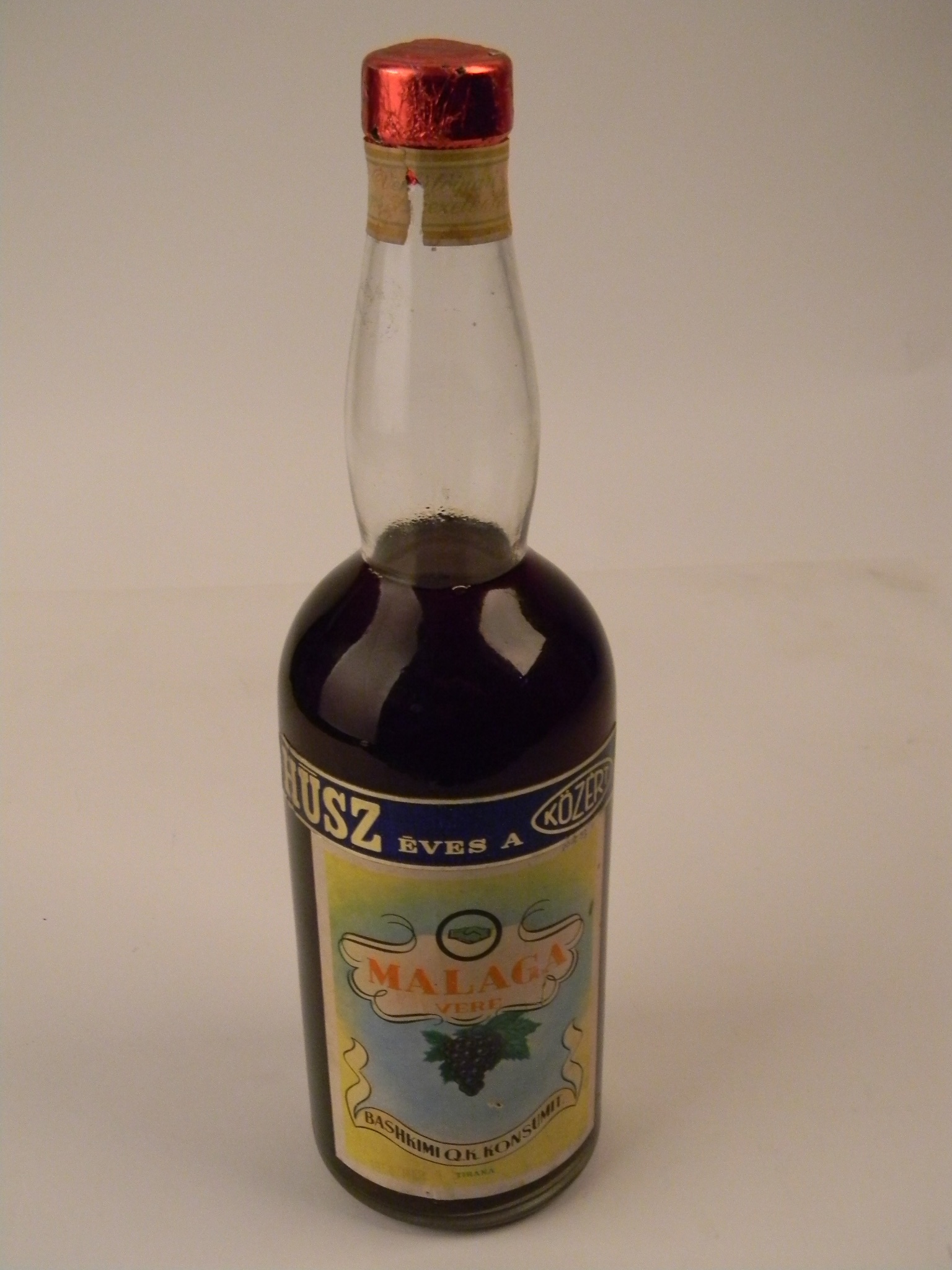 Közért Vállalat likőrös üvege (Magyar Kereskedelmi és Vendéglátóipari Múzeum CC BY-NC-SA)