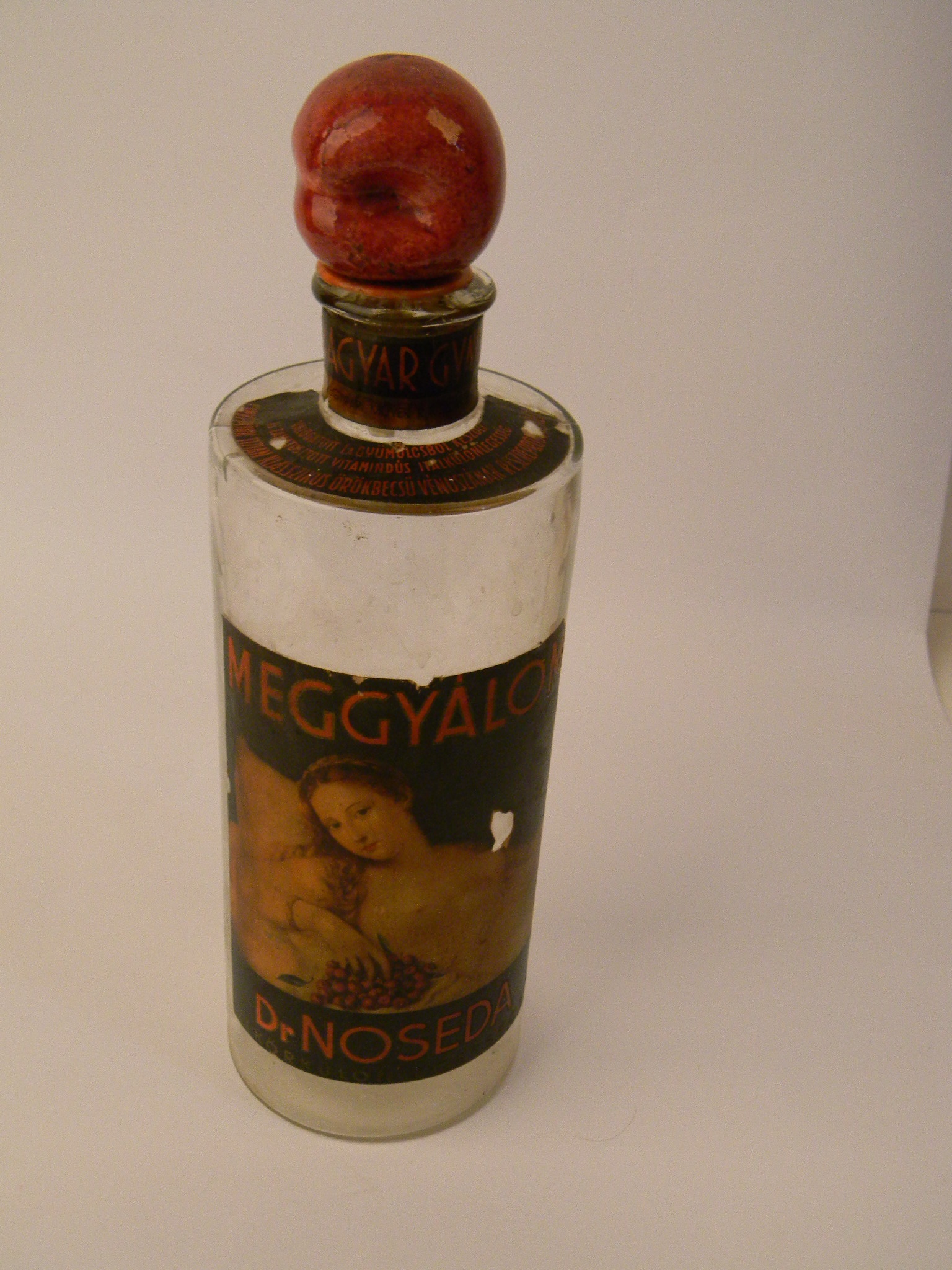 Dr. Noseda Meggyálom likőrös üvege (Magyar Kereskedelmi és Vendéglátóipari Múzeum CC BY-NC-SA)