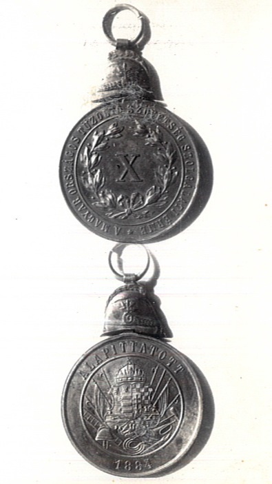 MOTSZ X éves sisakos szolgálati érme (Katasztrófavédelem Központi Múzeuma CC BY-NC-SA)