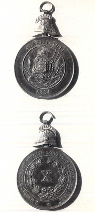 MOTSZ X éves újabb sisakos szolgálati érme (Katasztrófavédelem Központi Múzeuma CC BY-NC-SA)