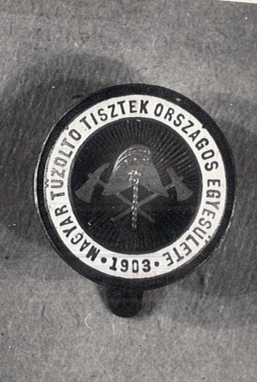 A Magyar Tűzoltó Tisztek Országos Egyesületének jelvénye 1903. (Katasztrófavédelem Központi Múzeuma CC BY-NC-SA)
