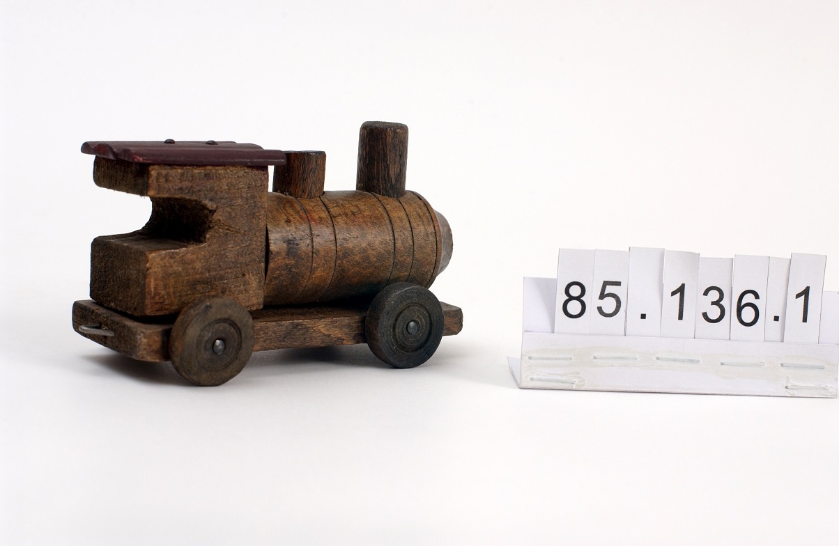 Játék gőzmozdony fából (Óbudai Múzeum CC BY-NC-SA)