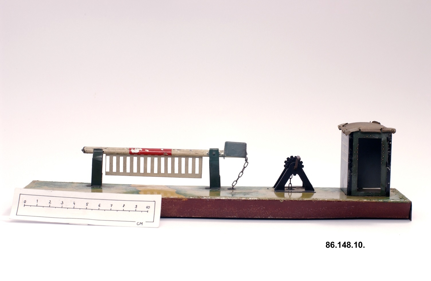 Játékvonathoz sorompó (Óbudai Múzeum CC BY-NC-SA)