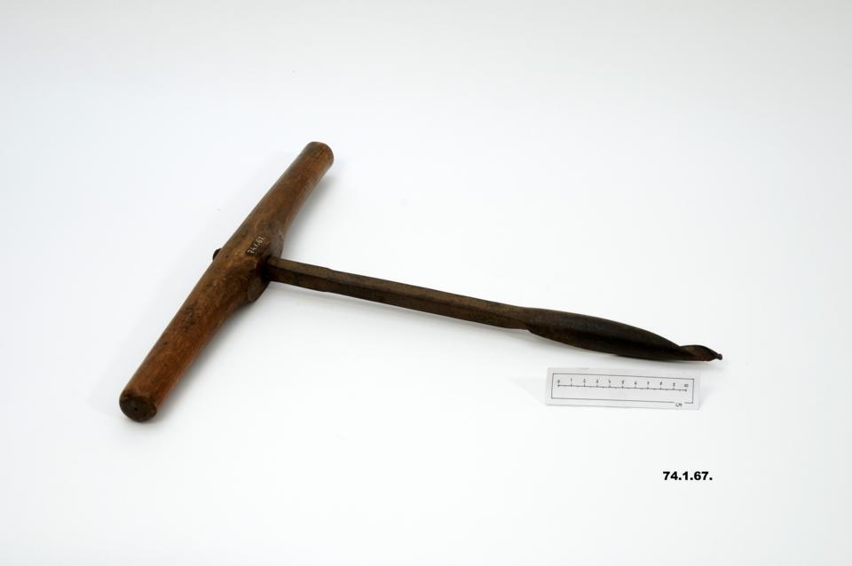 Kézi fúró (Óbudai Múzeum CC BY-NC-SA)