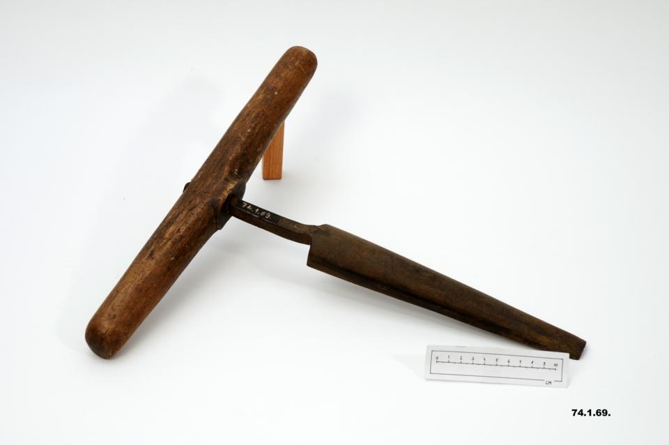 Kézi fúró (Óbudai Múzeum CC BY-NC-SA)