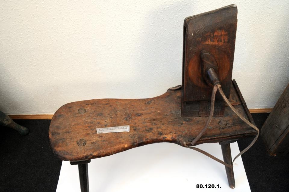 Szíjgyártó pad (Óbudai Múzeum CC BY-NC-SA)