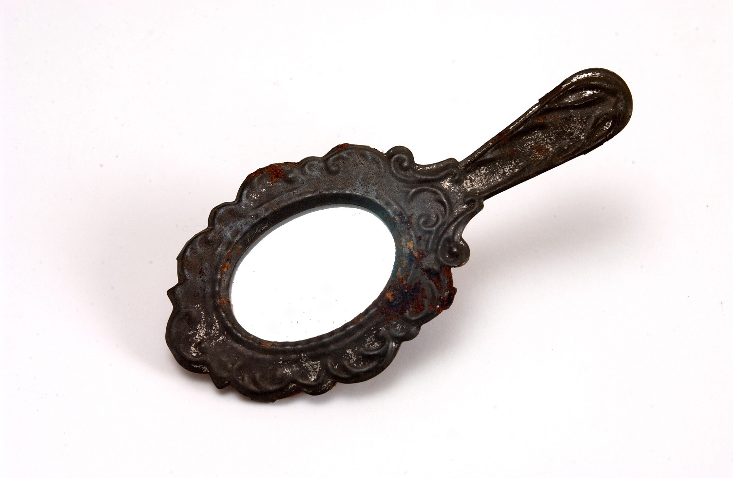 Játék nyeles tükör (Óbudai Múzeum CC BY-NC-SA)