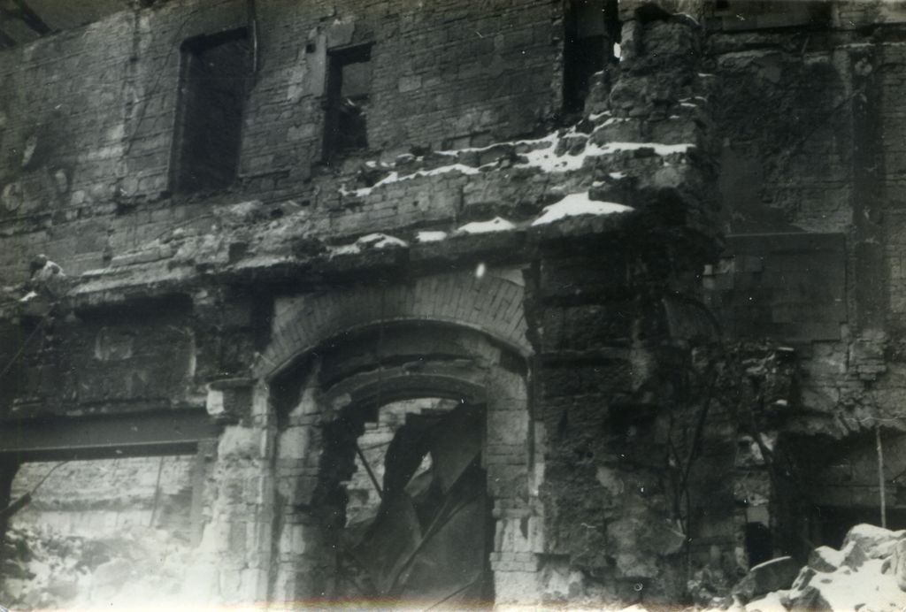 Szétlőtt, romos épülethomlokzatról készített felvétel. (Óbudai Múzeum CC BY-NC-SA)