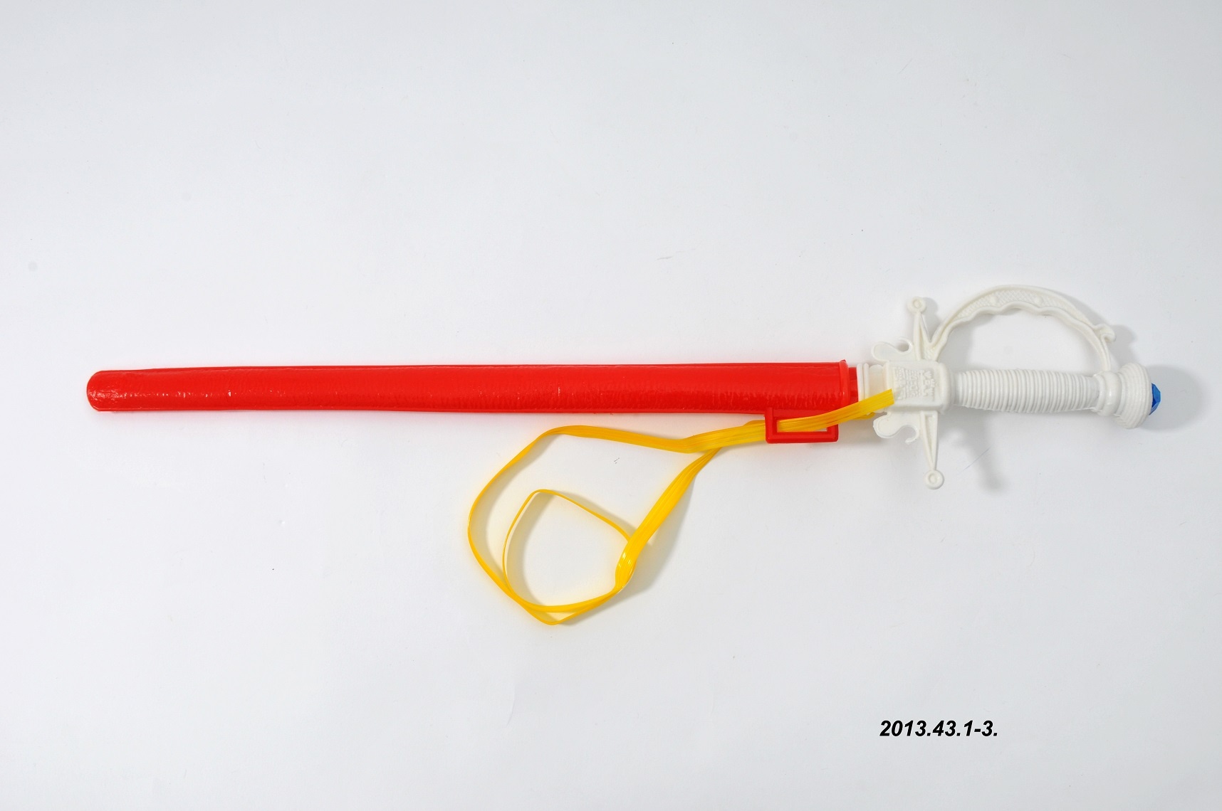 Műanyag kard, tokjával (Óbudai Múzeum CC BY-NC-SA)