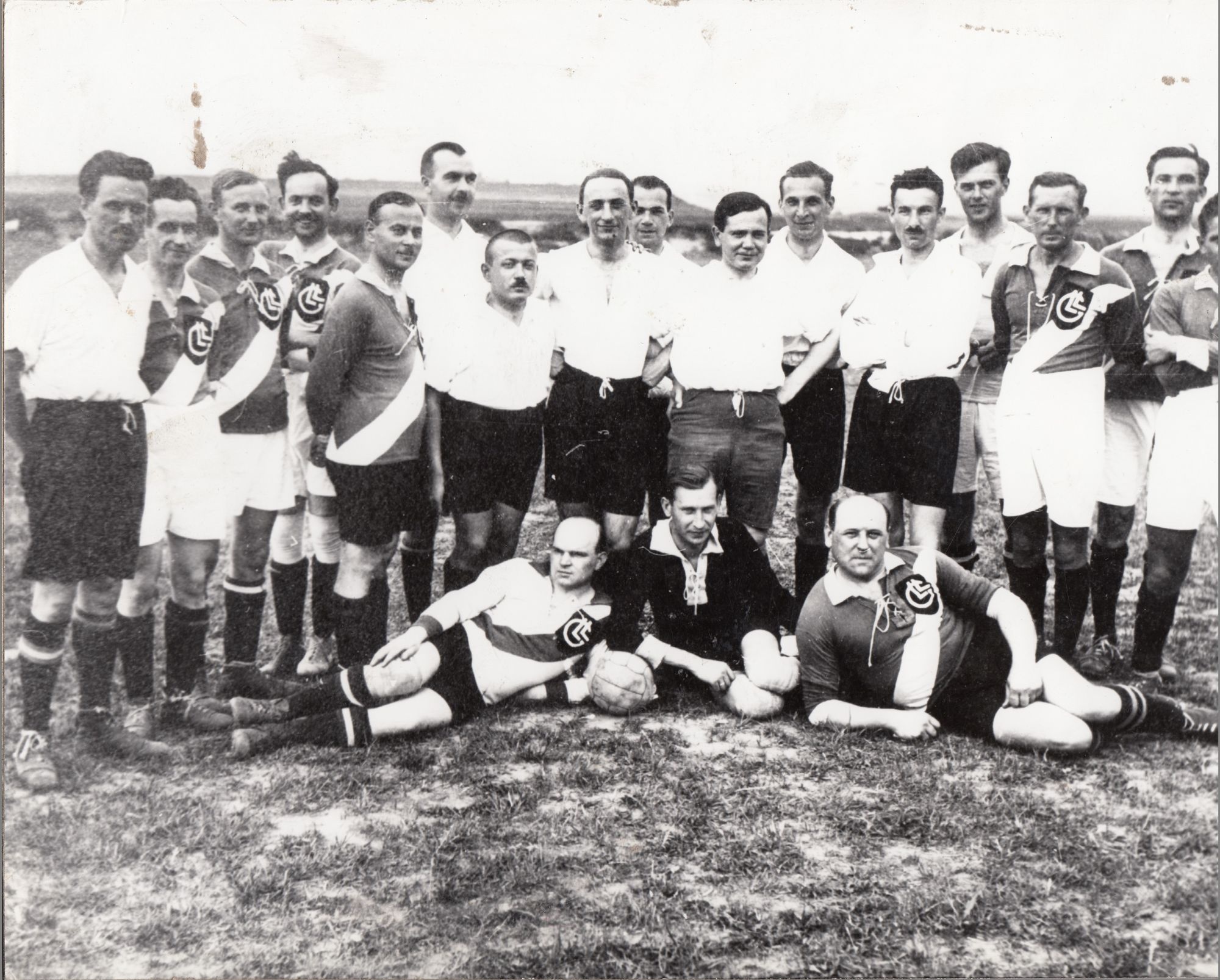 Fekete-fehér fénykép, Láng Gépgyár focicsapata (Angyalföldi Helytörténeti Gyűjtemény CC BY-NC-SA)