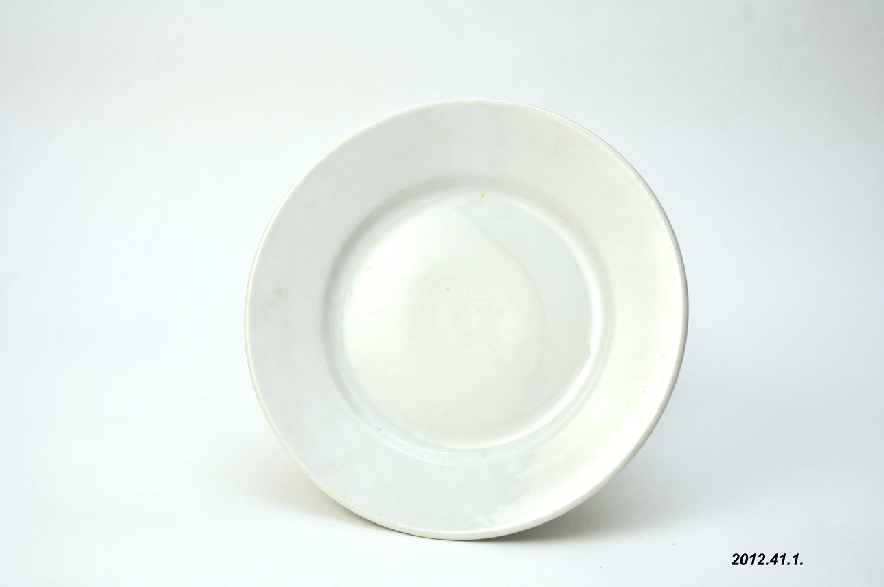 Porcelán süteményes tányér, Hüttl porcelán (Óbudai Múzeum CC BY-NC-SA)