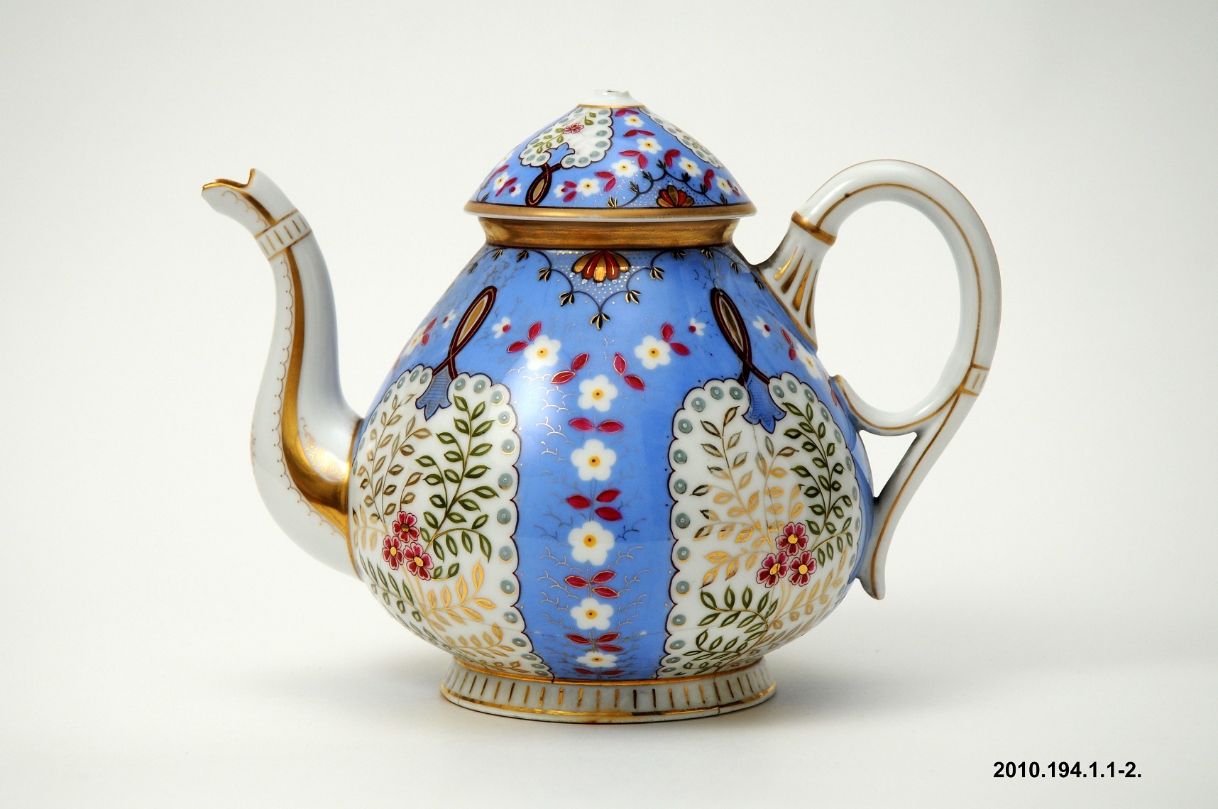 Porcelán teáskanna fedéllel, Hüttl porcelán (Óbudai Múzeum CC BY-NC-SA)