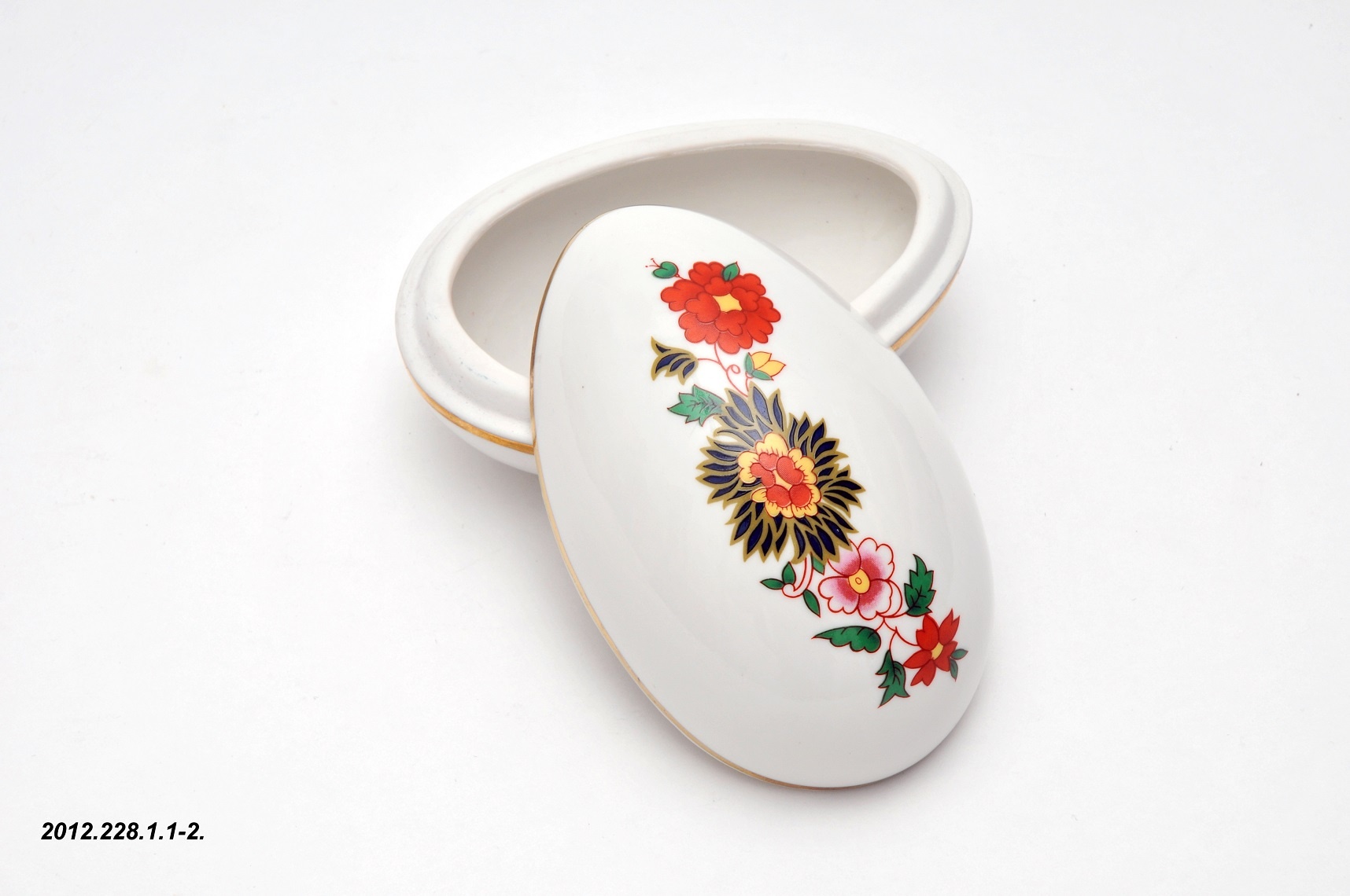 Porcelán tojásformájú bonbonier, színes virágfüzér díszítéssel, Aquincum Porcelángyár (Óbudai Múzeum CC BY-NC-SA)