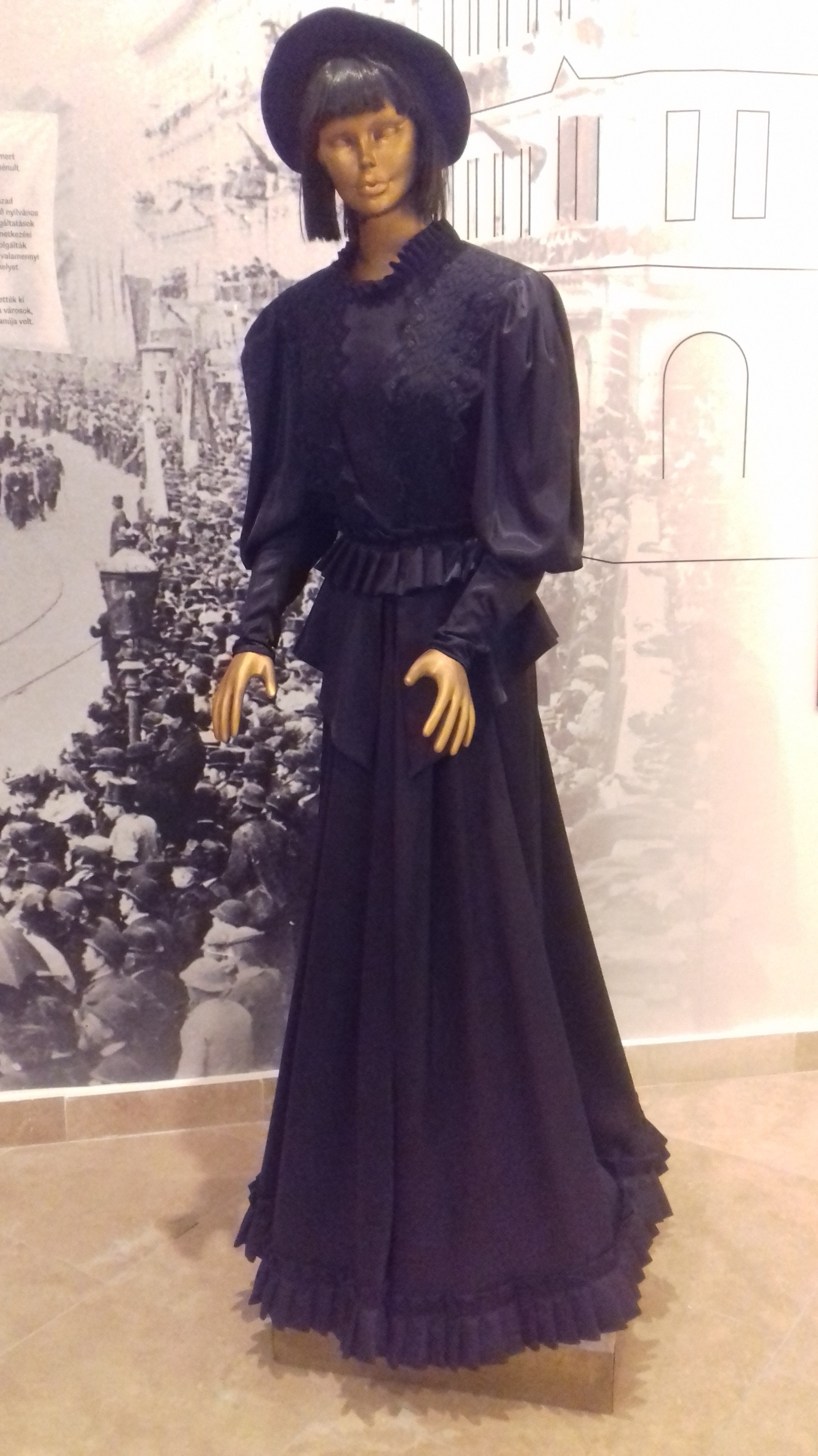 Női polgári gyászruha (Nemzeti Örökség Intézete – Kegyeleti Múzeum CC BY-NC-SA)