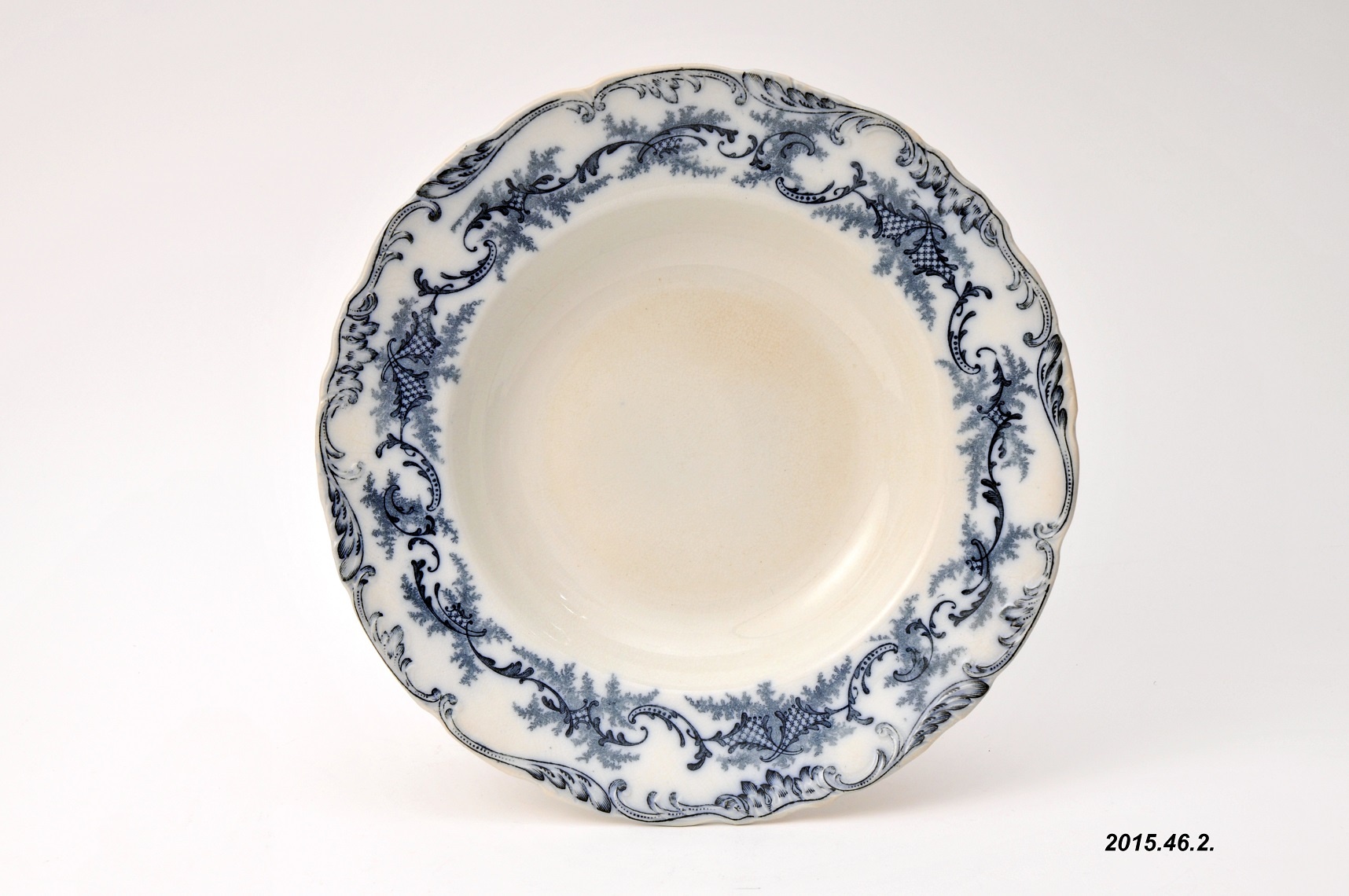 Porcelán tányér, kék levélmintás, Hüttl porcelán (Óbudai Múzeum CC BY-NC-SA)
