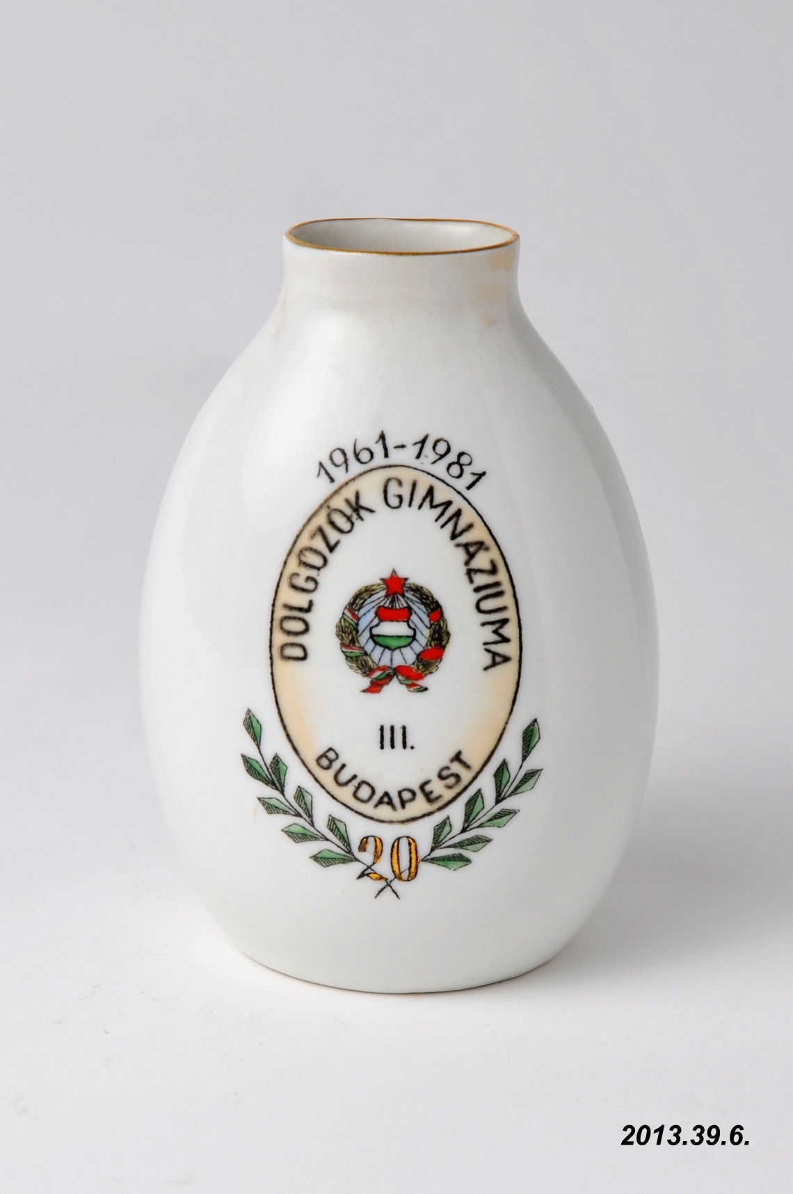 Porcelán emlékváza, Dolgozók Gimnáziuma 1961-1981, Aquincum Porcelángyár terméke (Óbudai Múzeum CC BY-NC-SA)